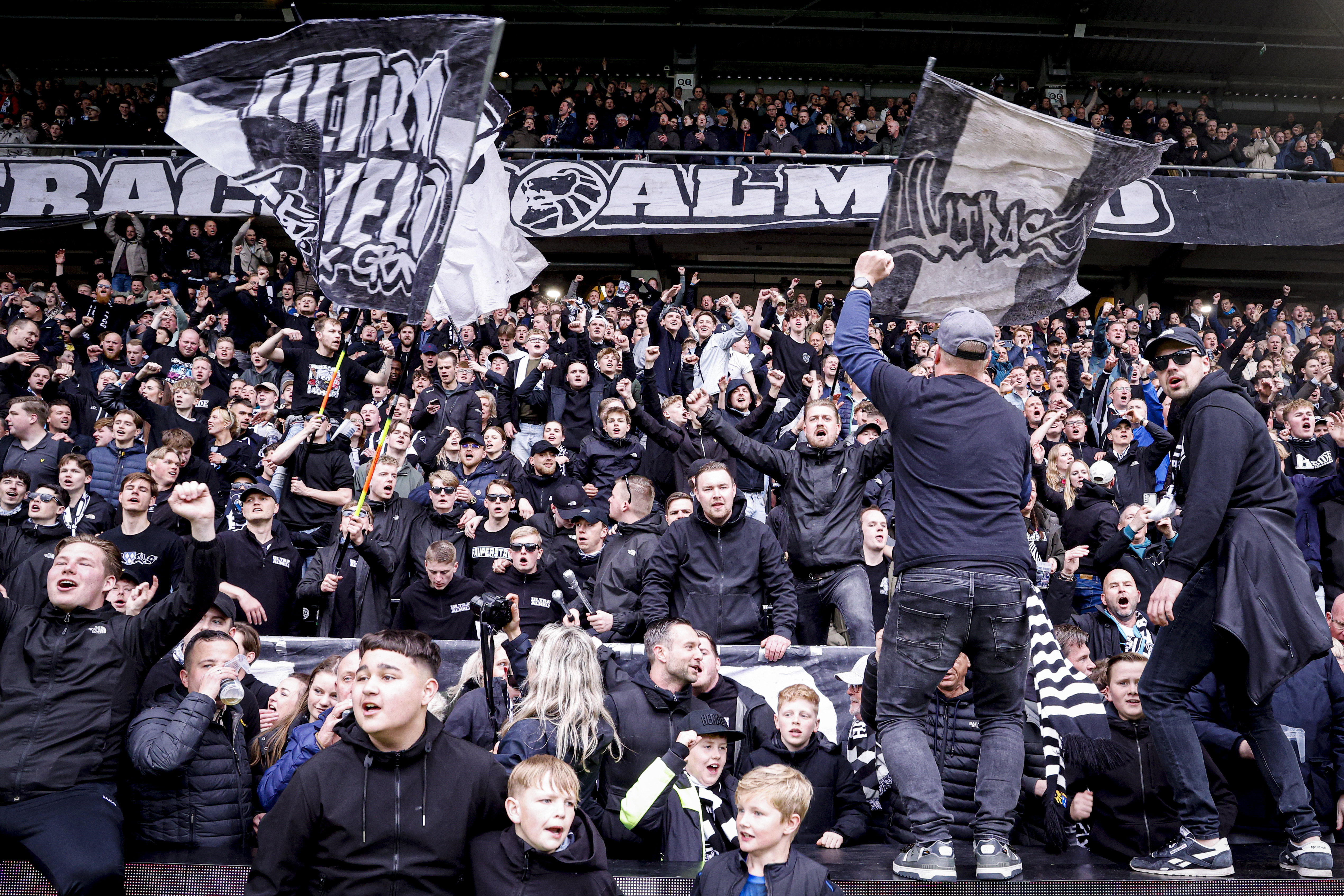 Heracles-supporters bij het duel met FC Twente