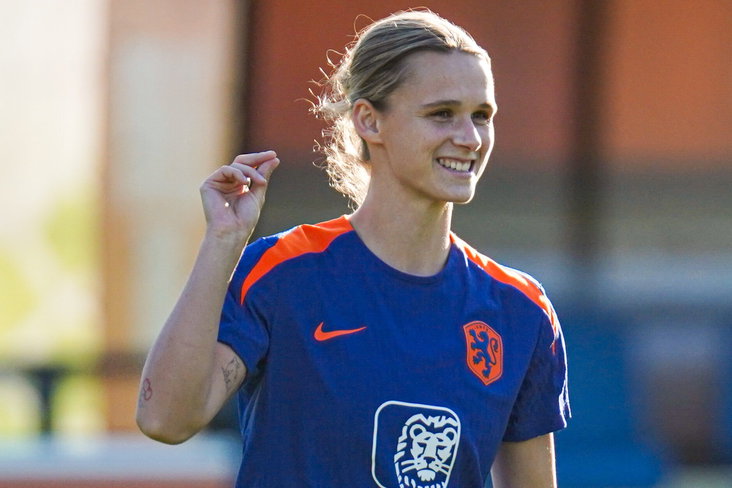 Kerstin Casparij op de training van de OranjeLeeuwinnen