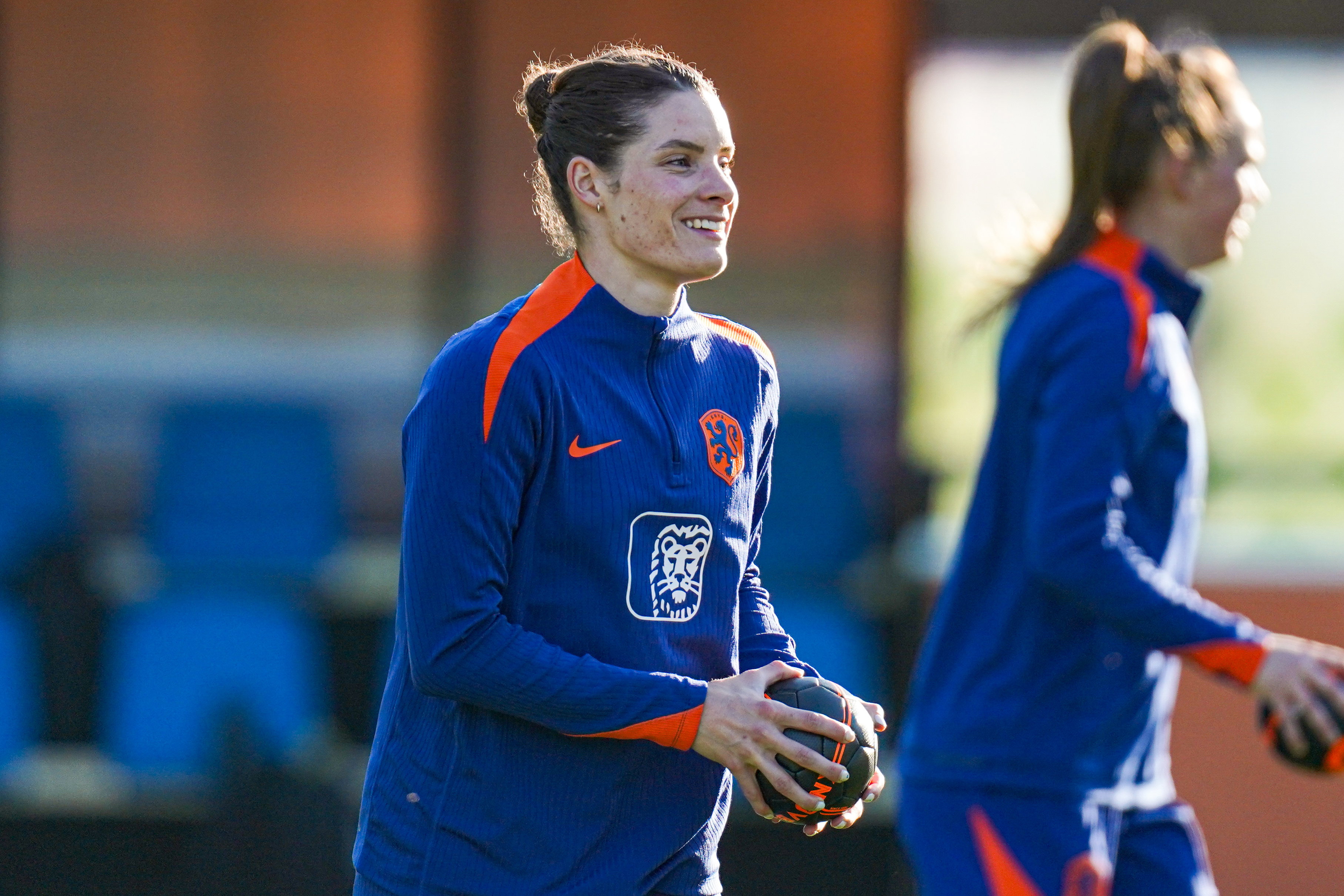 Dominique Janssen op de training van de OranjeLeeuwinnen