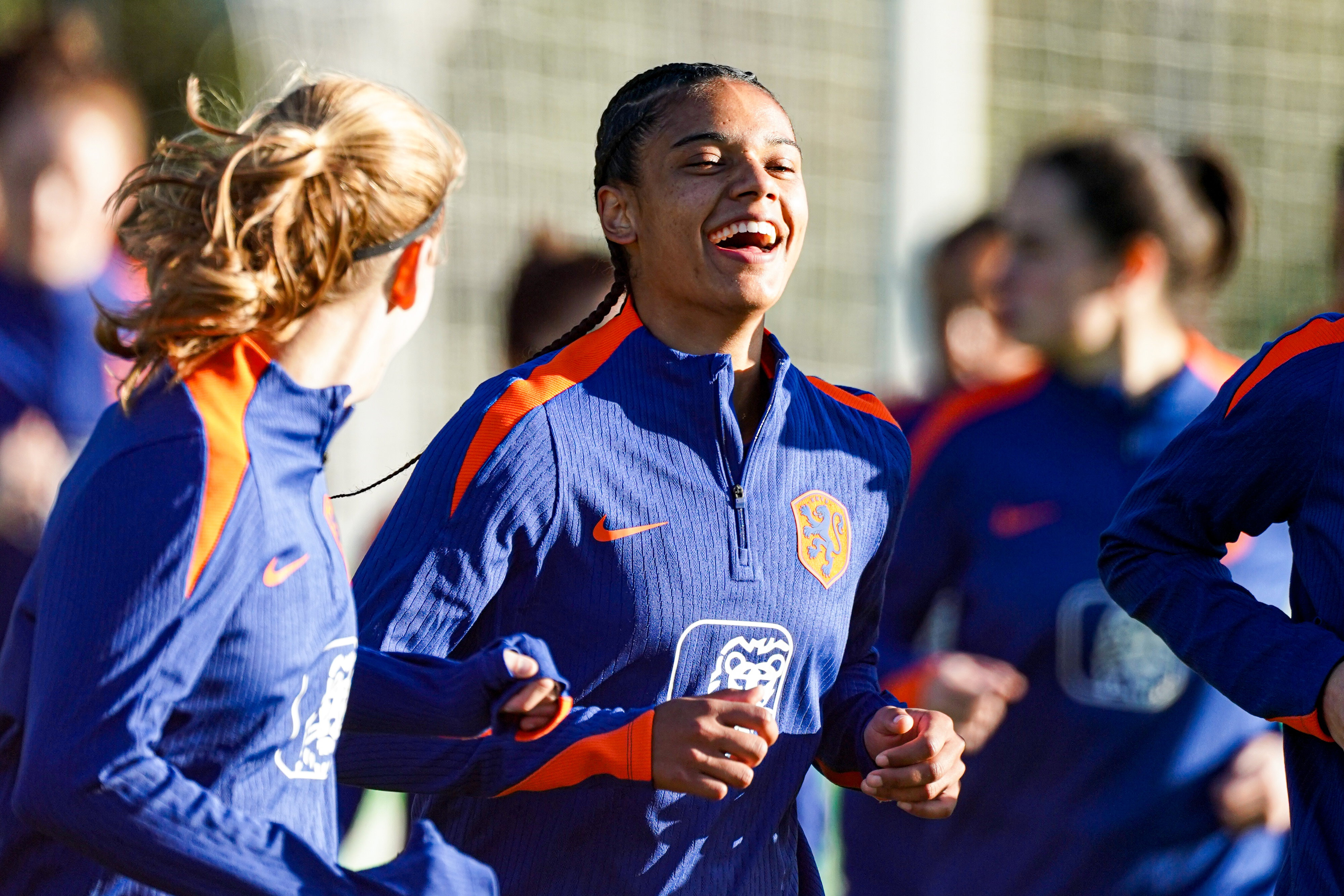 Esmee Brugts op de training van de OranjeLeeuwinnen