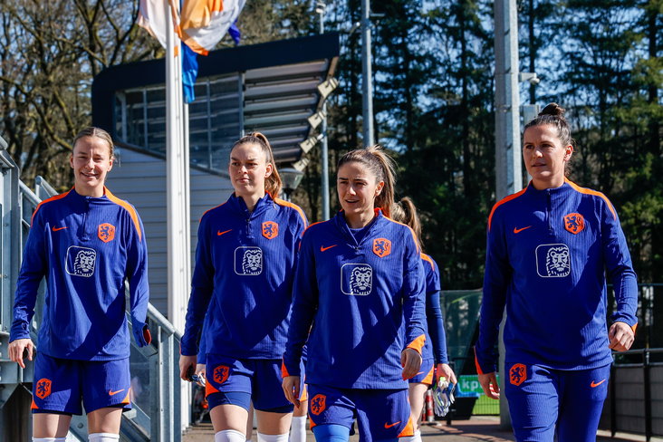 De OranjeLeeuwinnen arriveren voor een training op de KNVB Campus