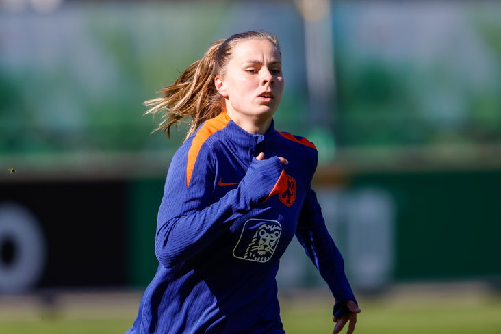 Victoria Pelova traint bij de OranjeLeeuwinnen