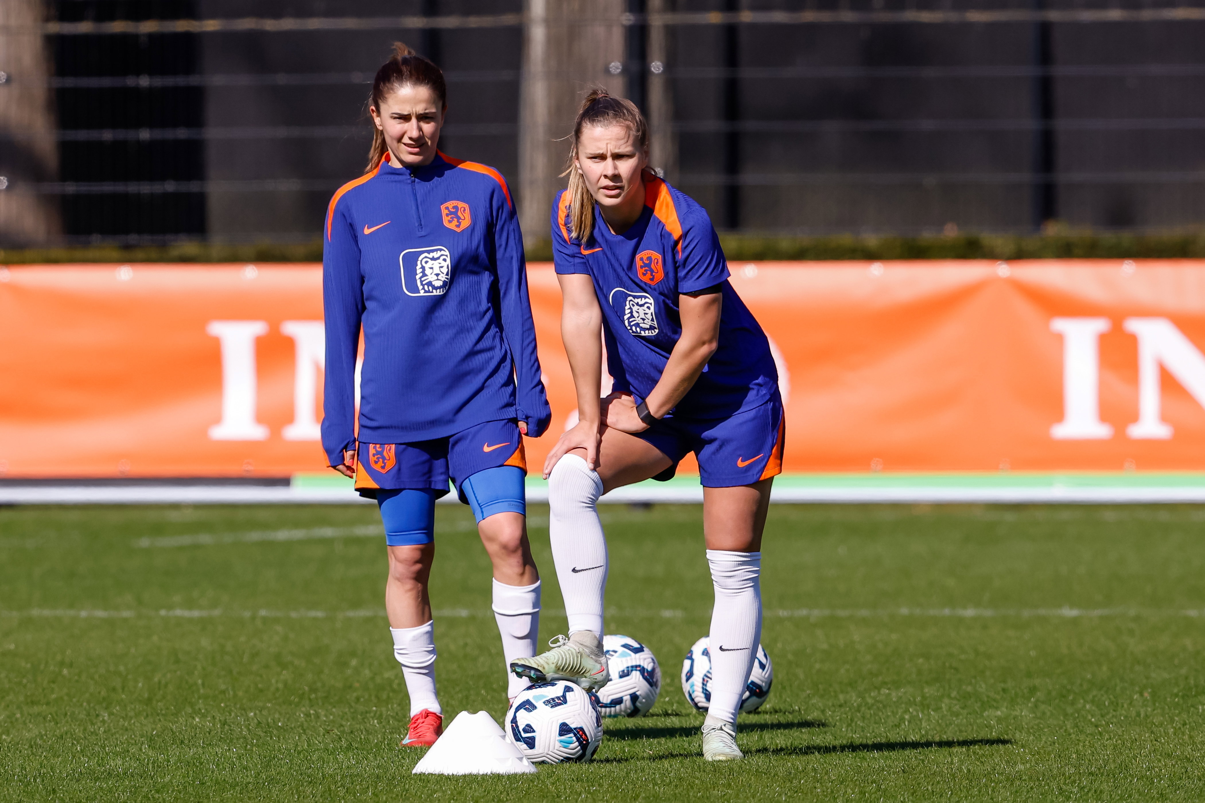 Daniëlle van de Donk en Victoria Pelova op de training van de OranjeLeeuwinnen