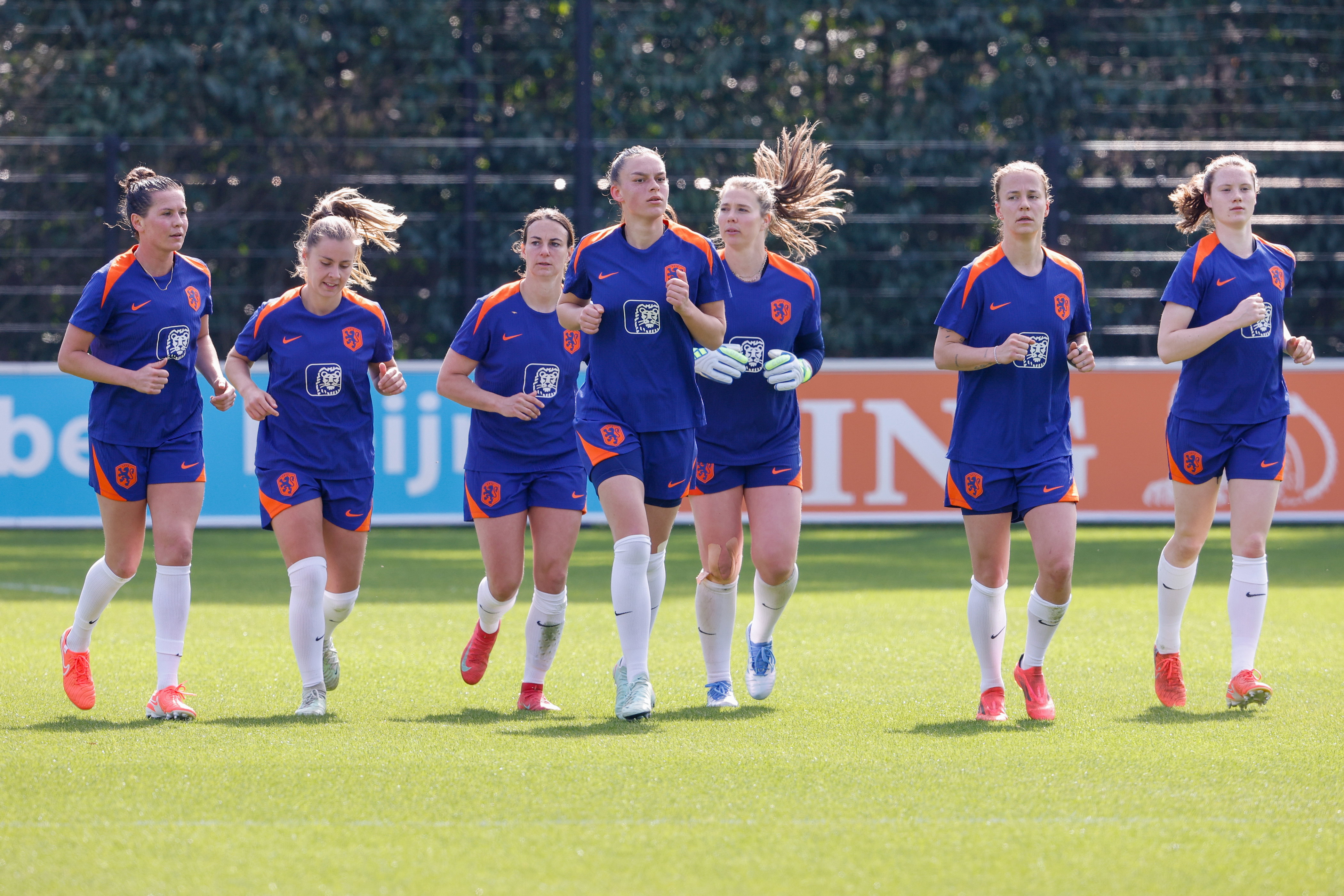 De OranjeLeeuwinnen trainen in Zeist