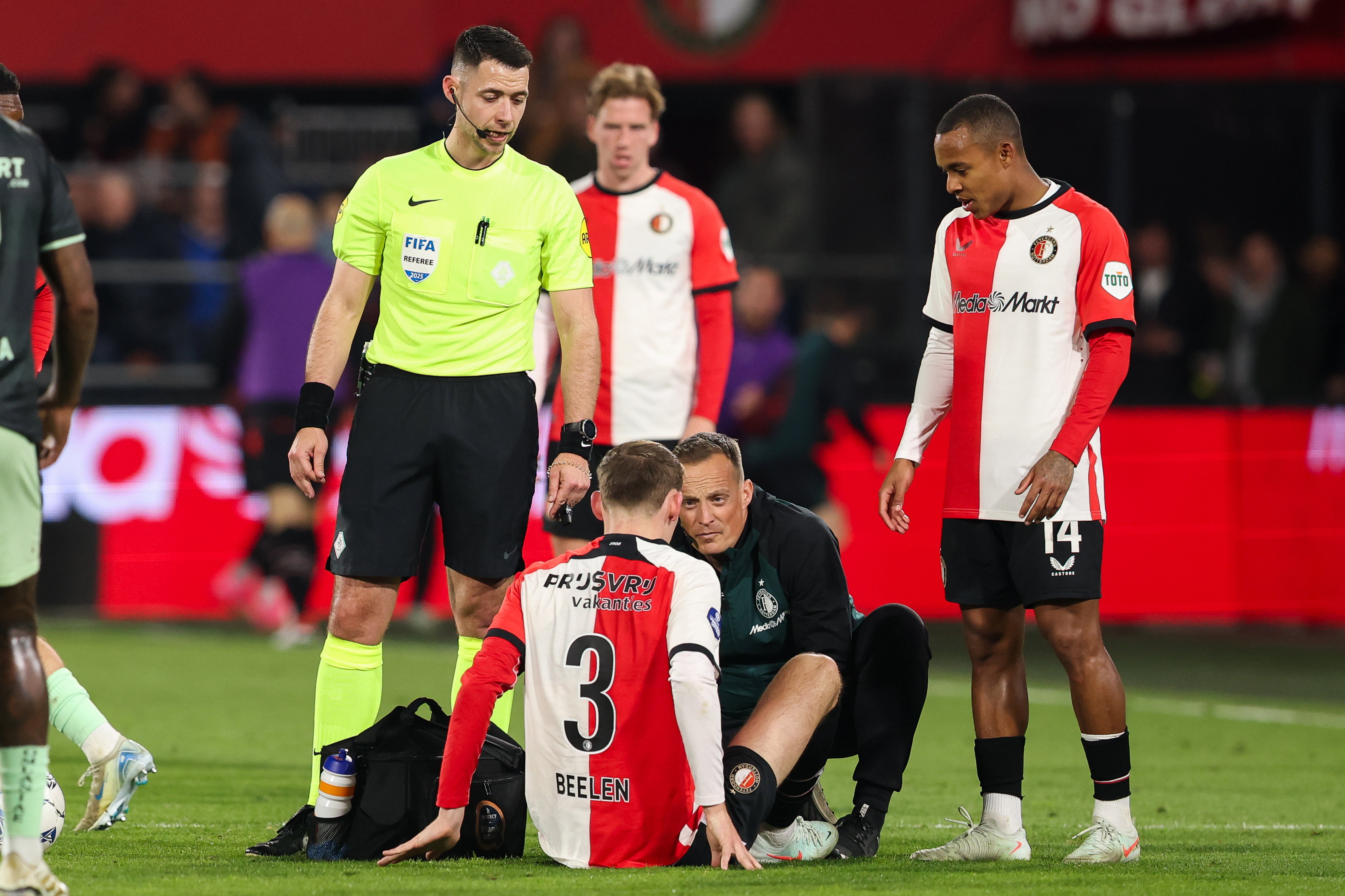 Thomas Beelen raakt geblesseerd tegen FC Groningen