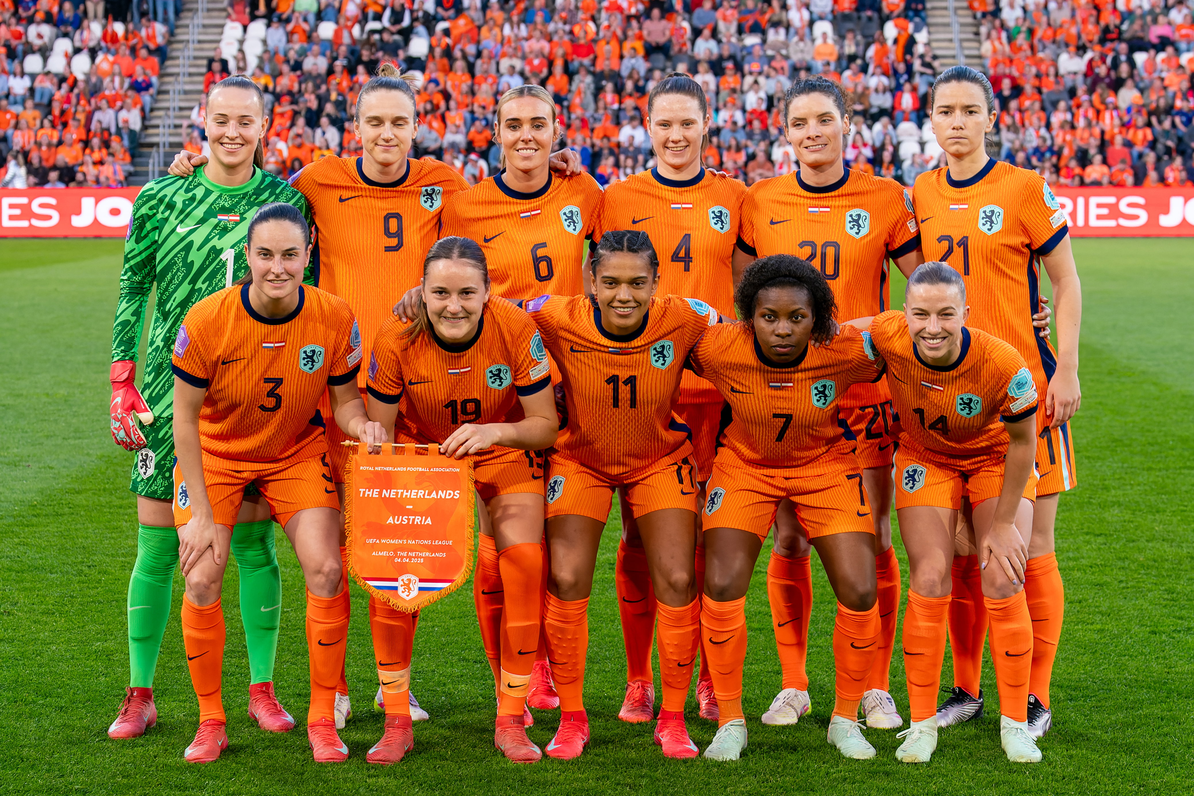 De OranjeLeeuwinnen voorafgaand aan de wedstrijd tegen Oostenrijk
