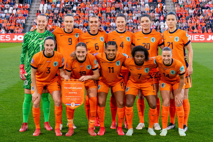 De OranjeLeeuwinnen voorafgaand aan de wedstrijd tegen Oostenrijk