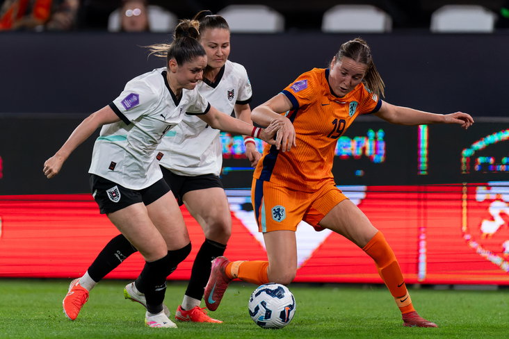 Wieke Kaptein in actie tegen Oostenrijk