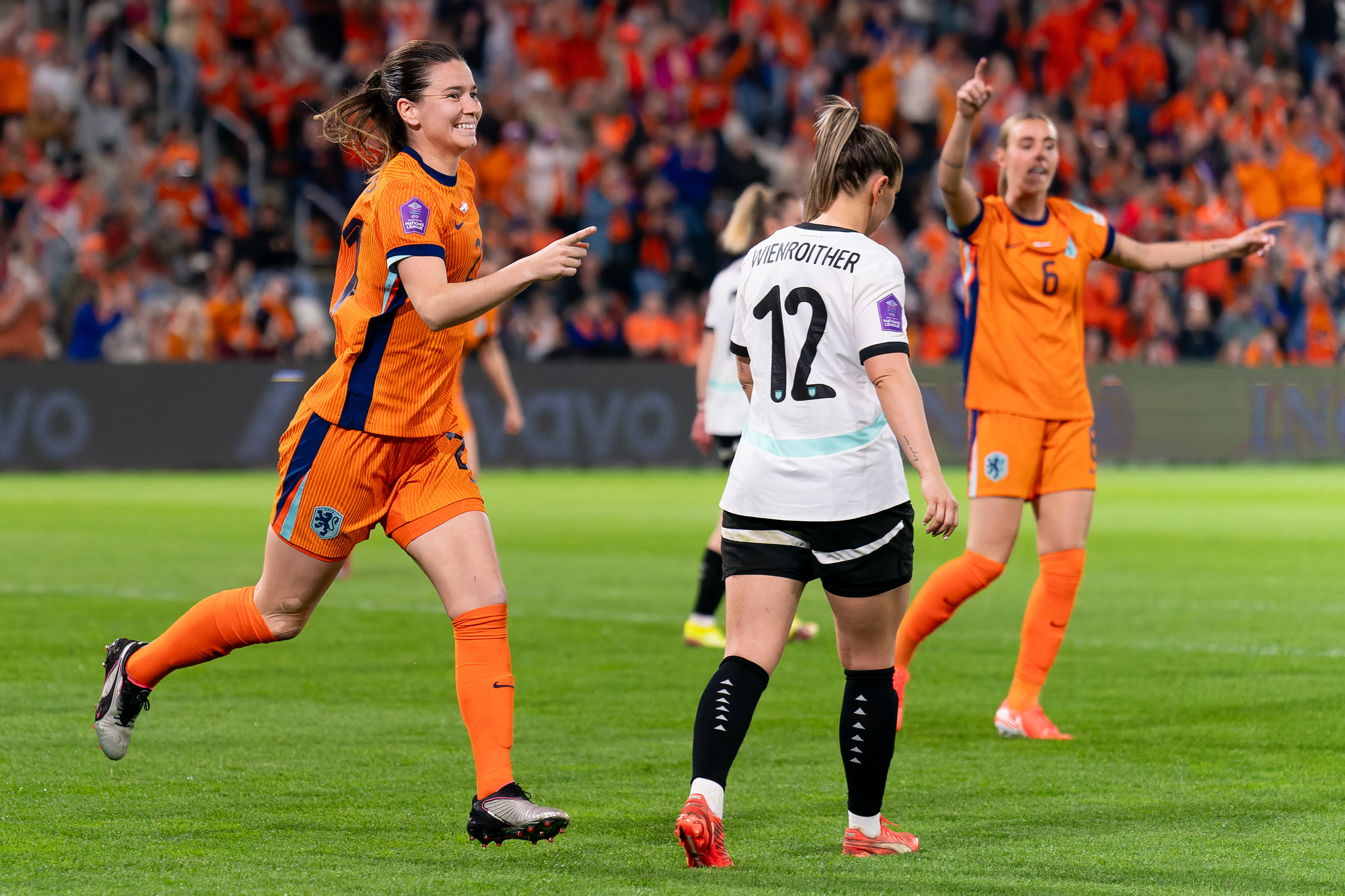 Damaris Egurrola juicht na haar goal tegen Oostenrijk