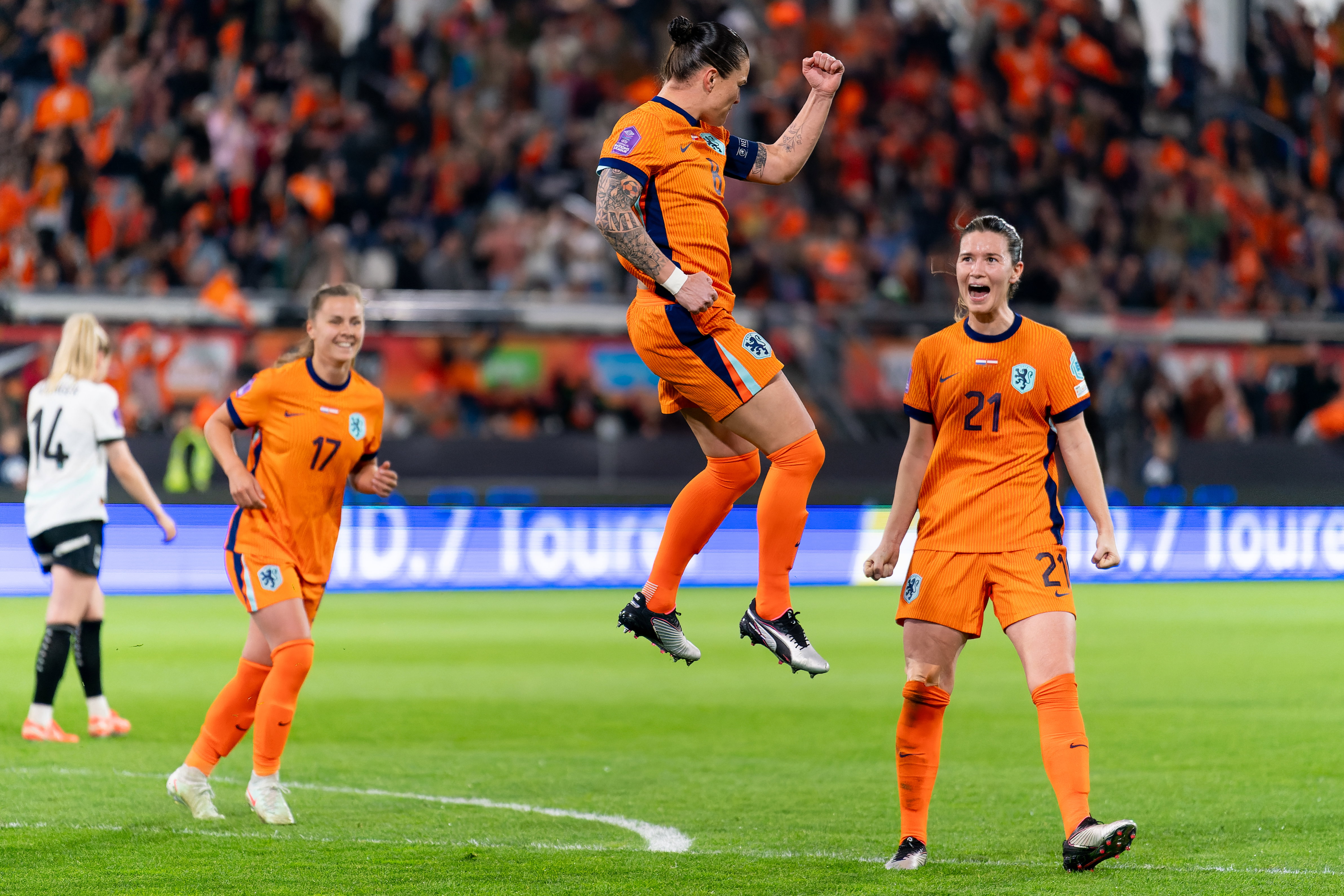 Sherida Spitse juicht na haar goal tegen Oostenrijk