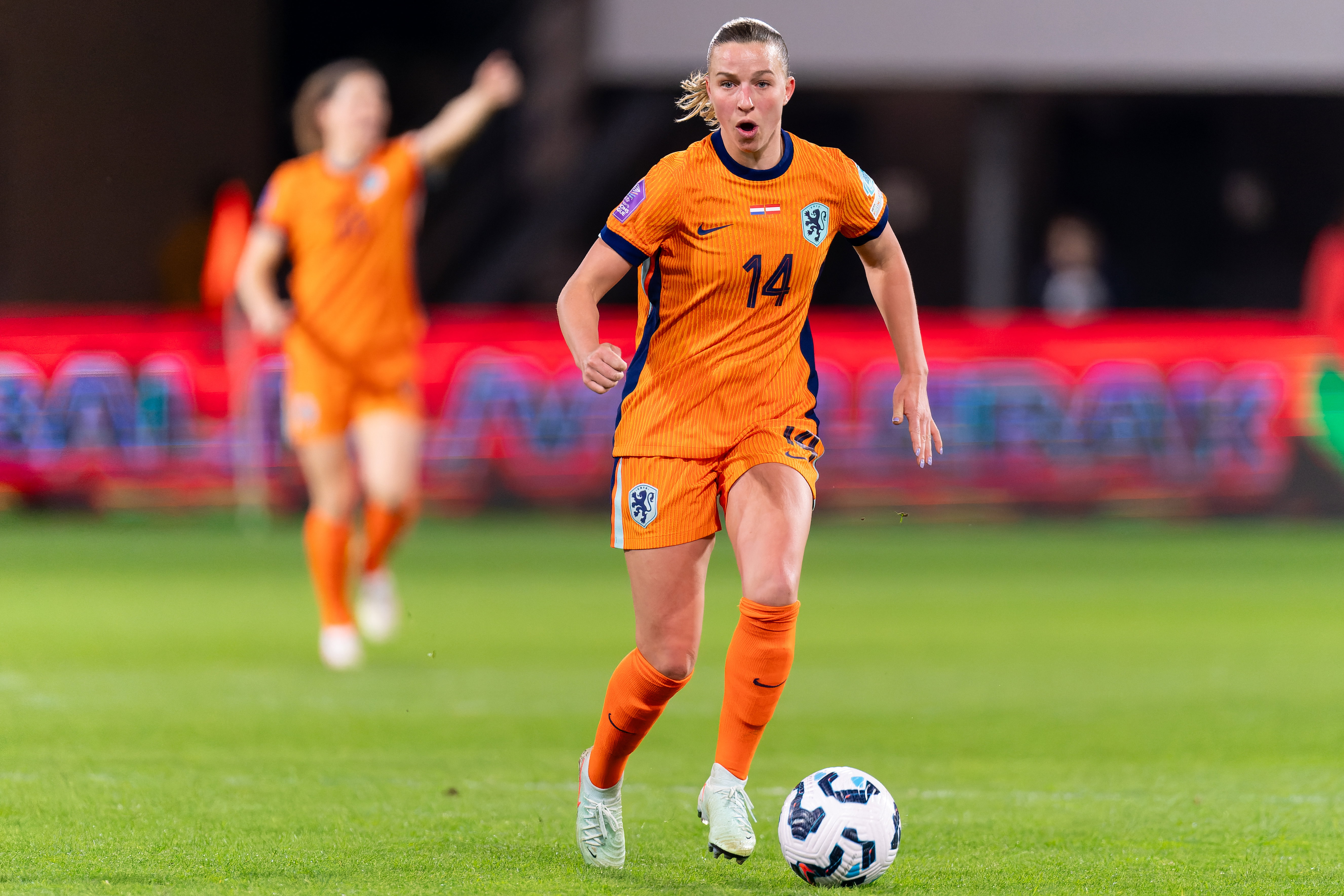 Jackie Groenen aan de bal namens de OranjeLeeuwinnen