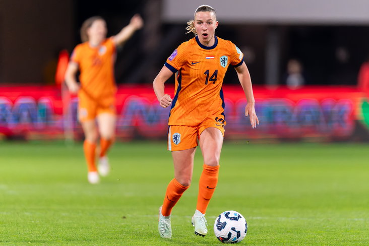 Jackie Groenen aan de bal namens de OranjeLeeuwinnen
