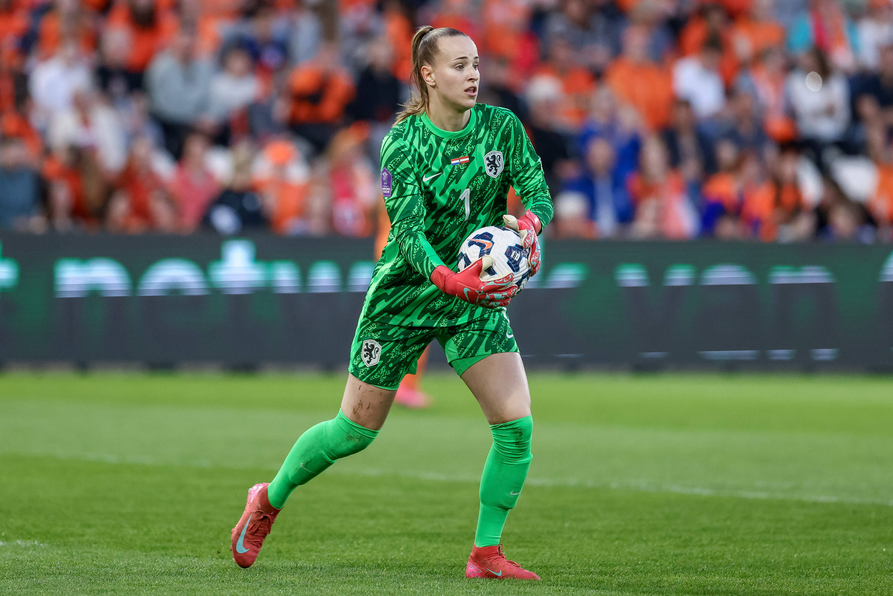 Daphne van Domselaar in actie namens de OranjeLeeuwinnen
