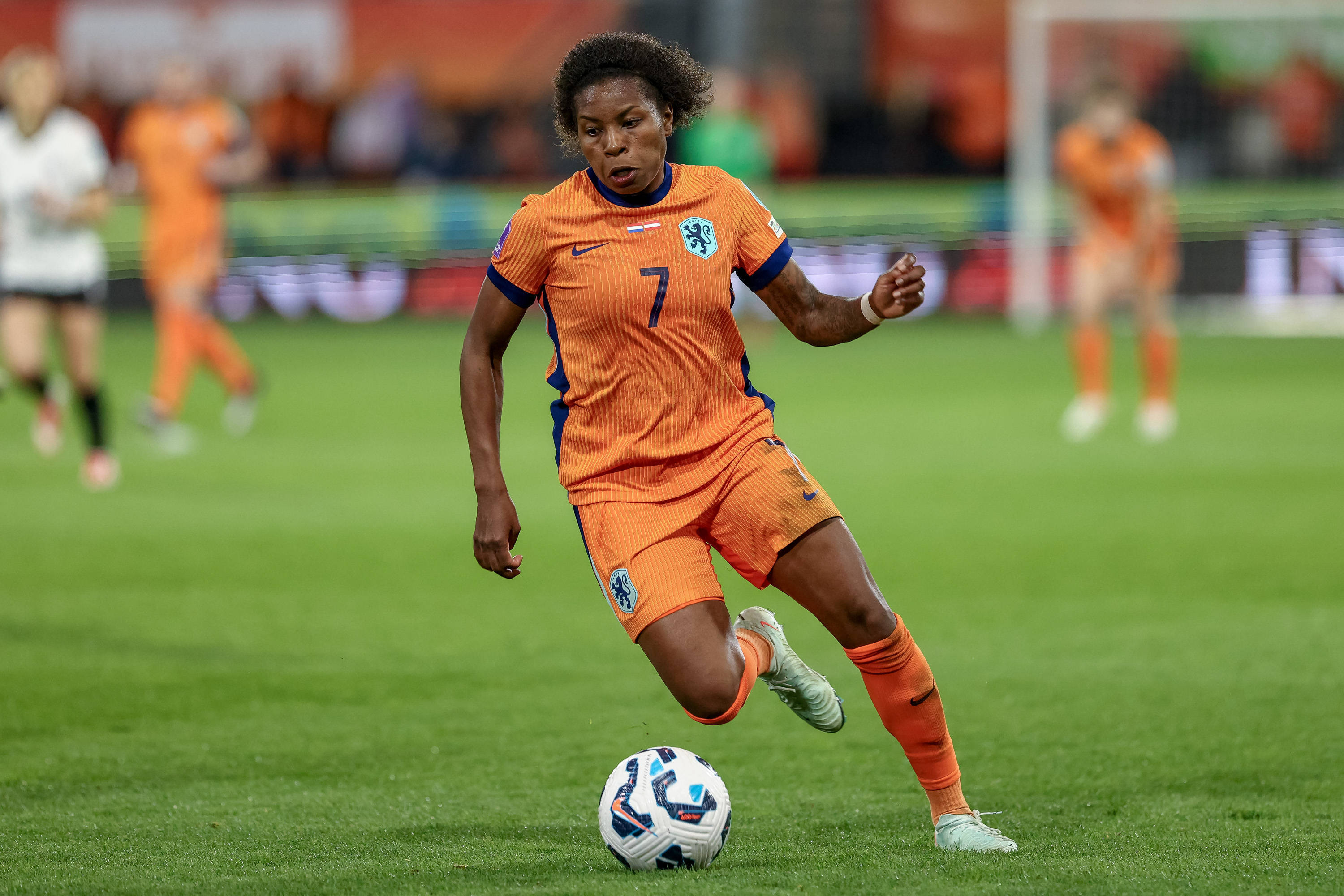 Lineth Beerensteyn in actie namens de OranjeLeeuwinnen