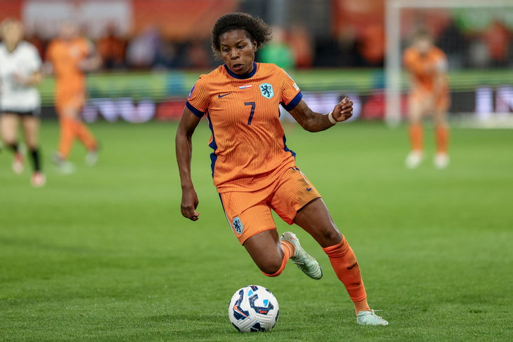 Lineth Beerensteyn in actie namens de OranjeLeeuwinnen