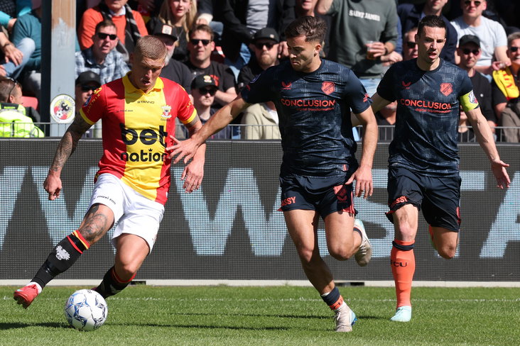 Viktor Edvardsen in duel met Souffian El Karouani
