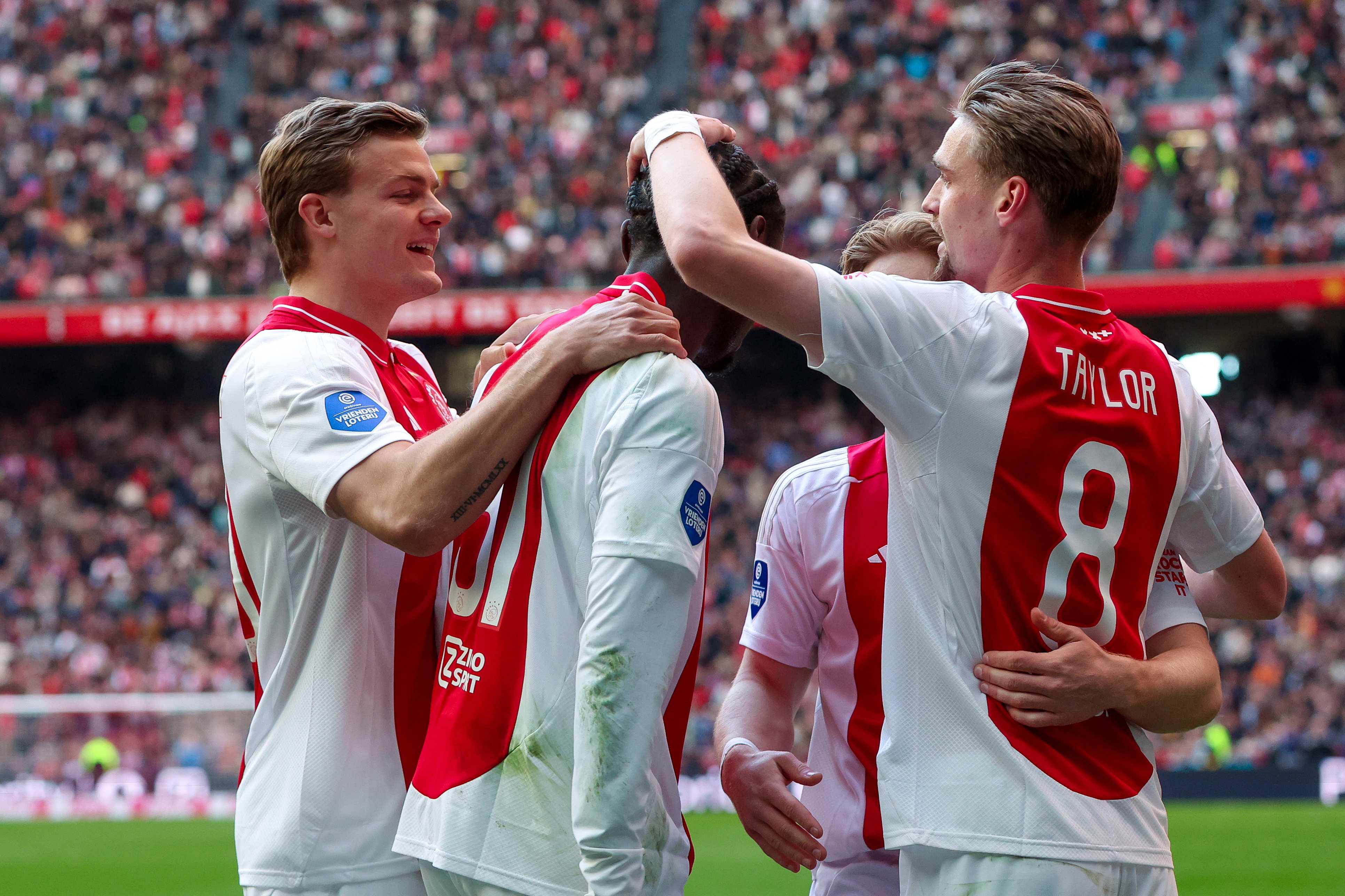 Christian Rasmussen, Jorthy Mokio en Kenneth Taylor juichen