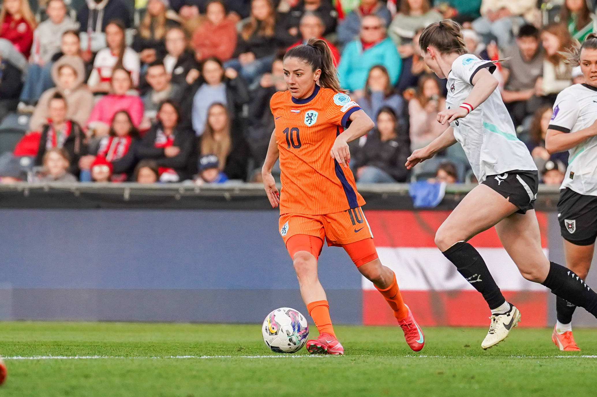 Daniëlle van de Donk aan de bal tegen Oostenrijk