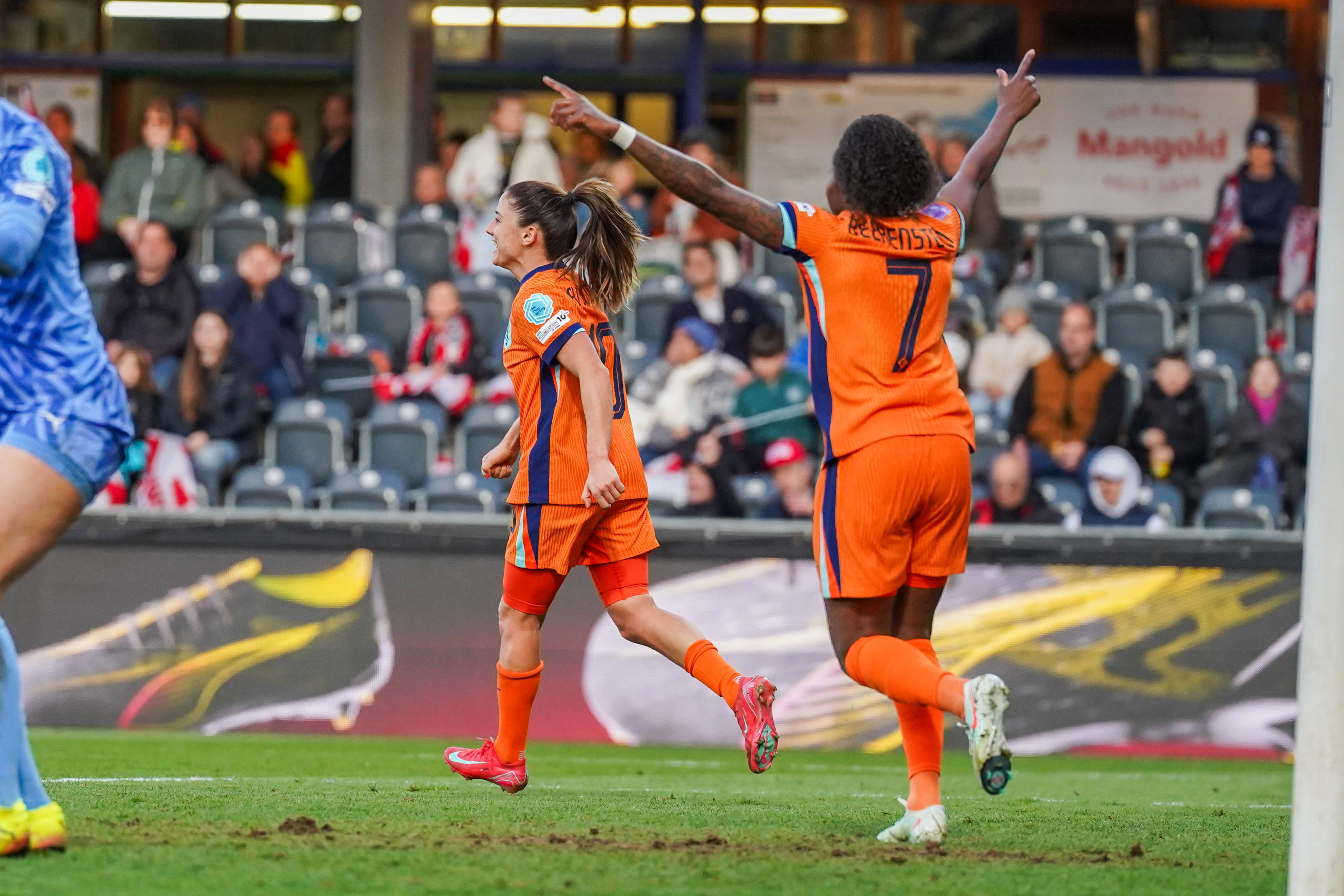 Daniëlle van de Donk en Lineth Beerensteyn juichen