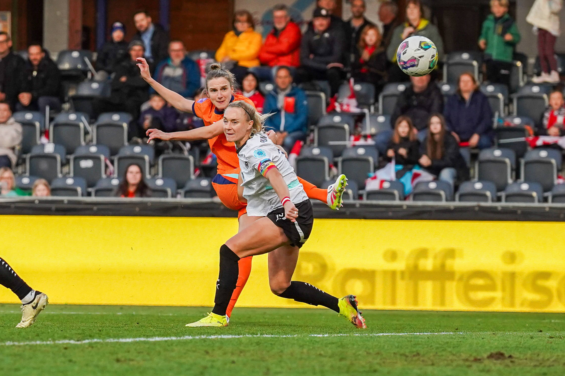 Vivianne Miedema schiet raak tegen Oostenrijk