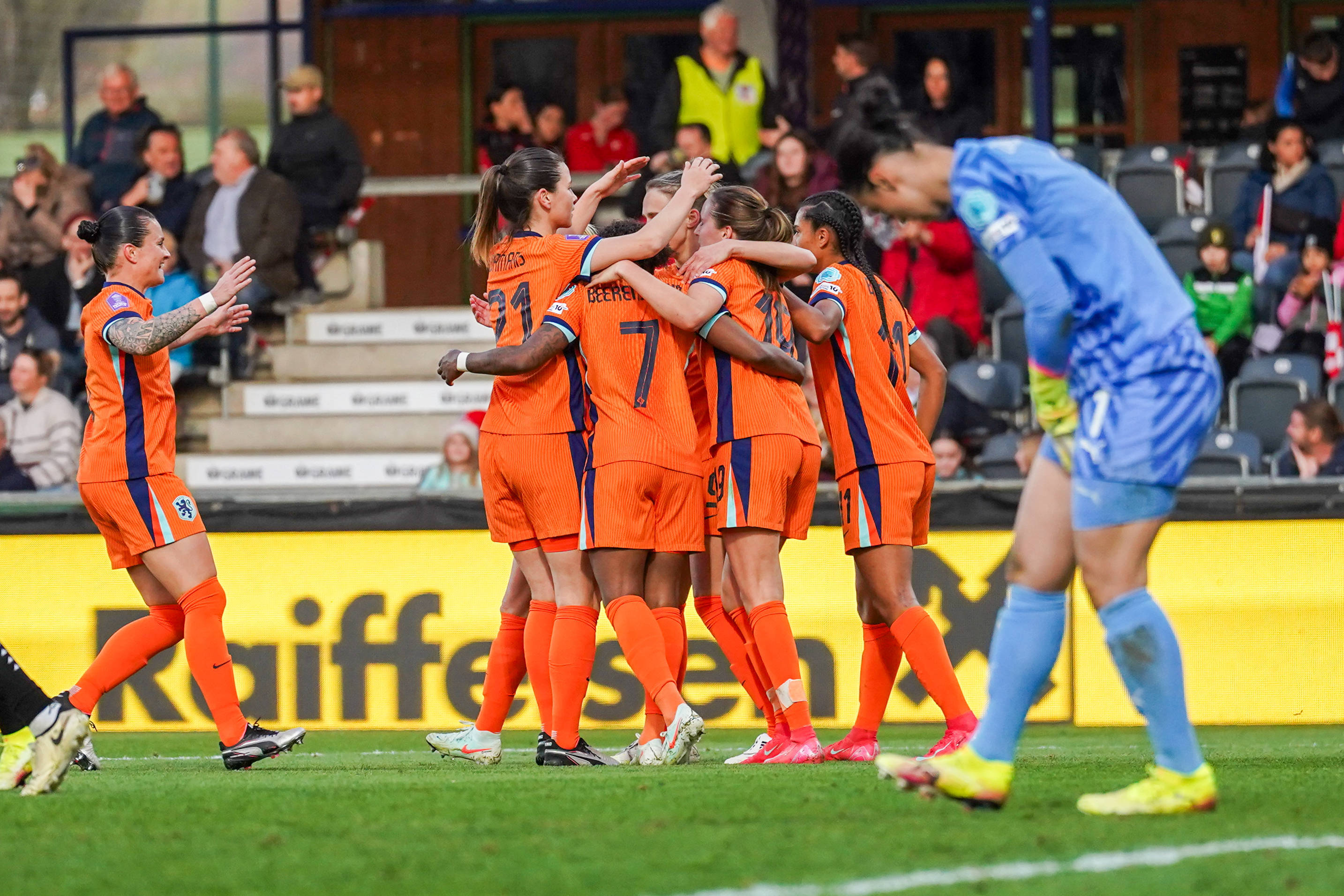 De OranjeLeeuwinnen juichen na een goal tegen Oostenrijk