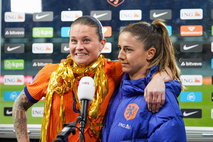 Sherida Spitse, met slingers, en Daniëlle van de Donk voor de camera van de NOS