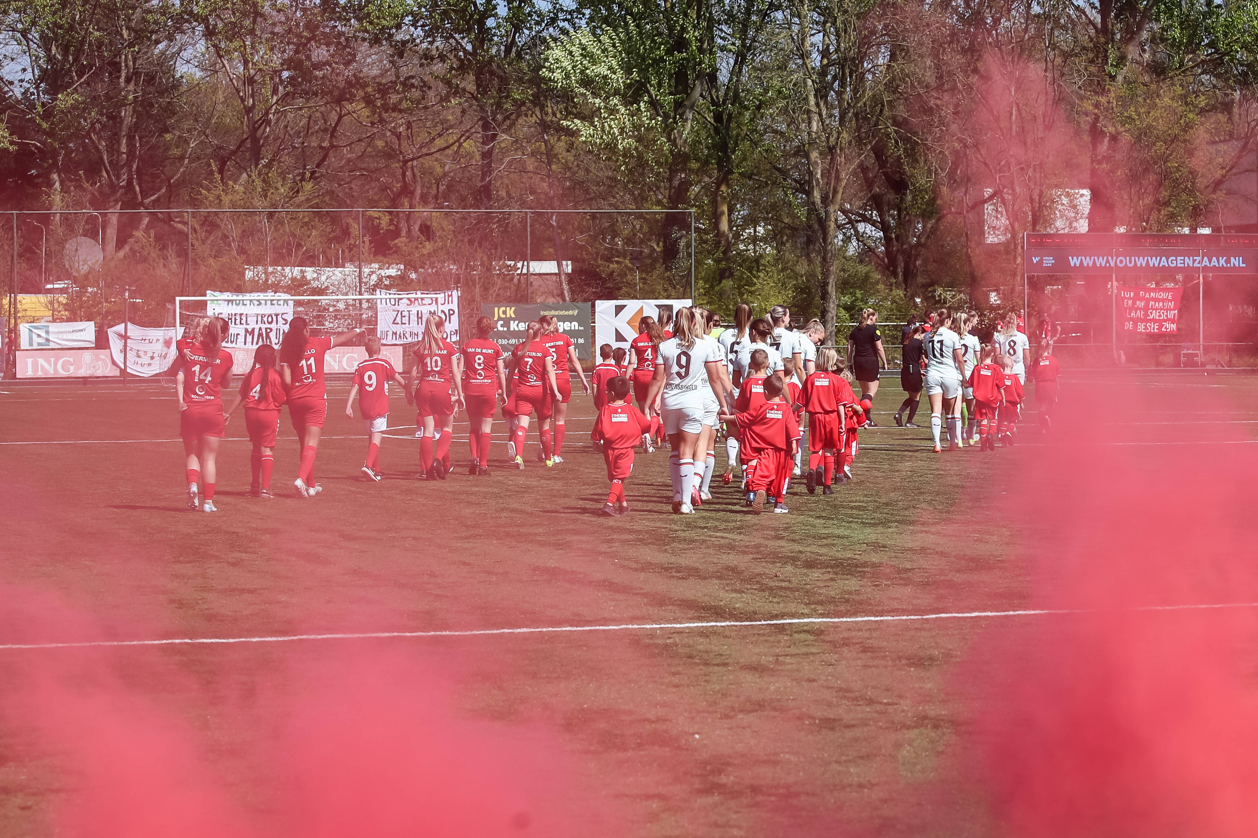 De speelsters van Saestum en FC Twente komen het veld op