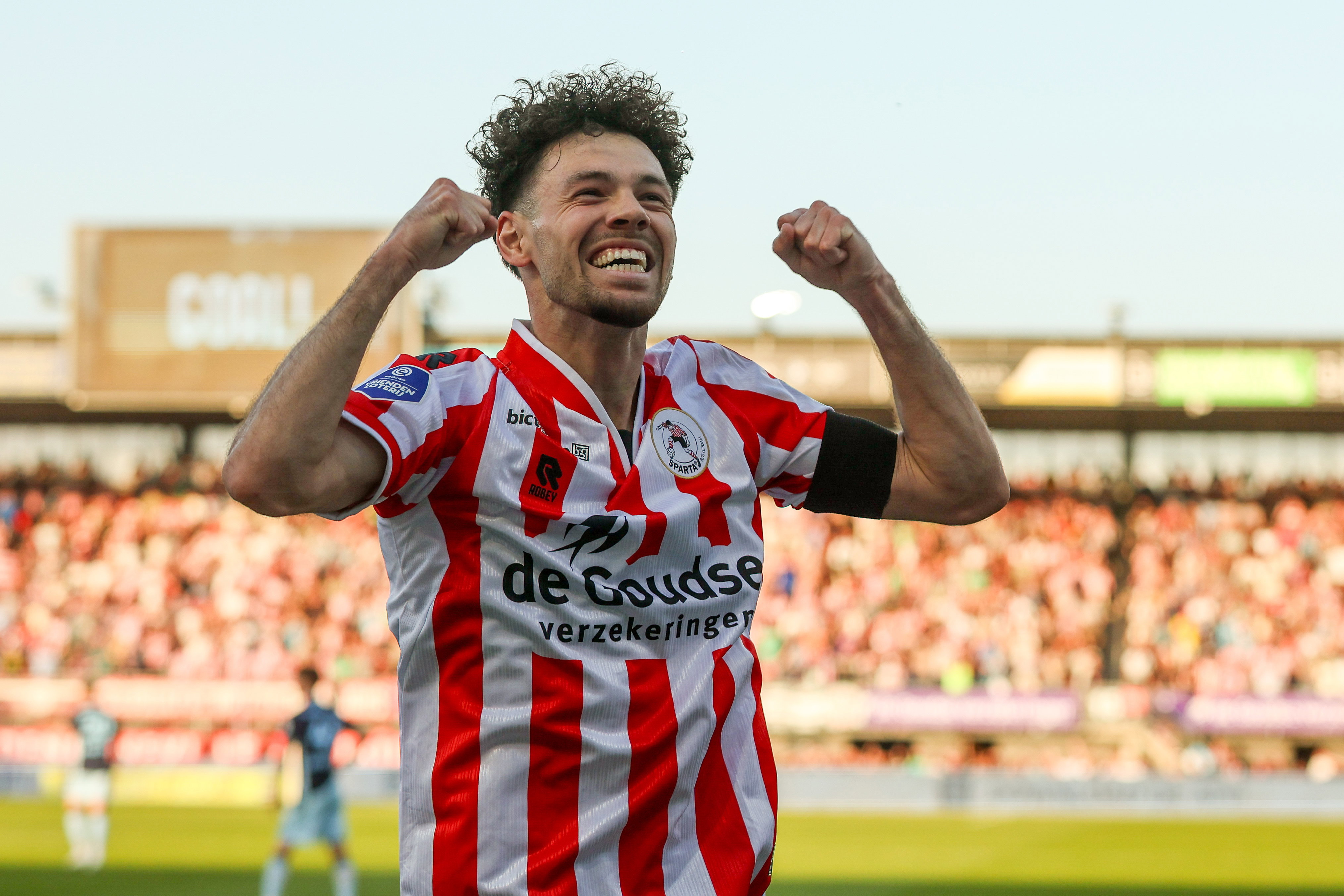 Mitchell van Bergen juicht voor Sparta