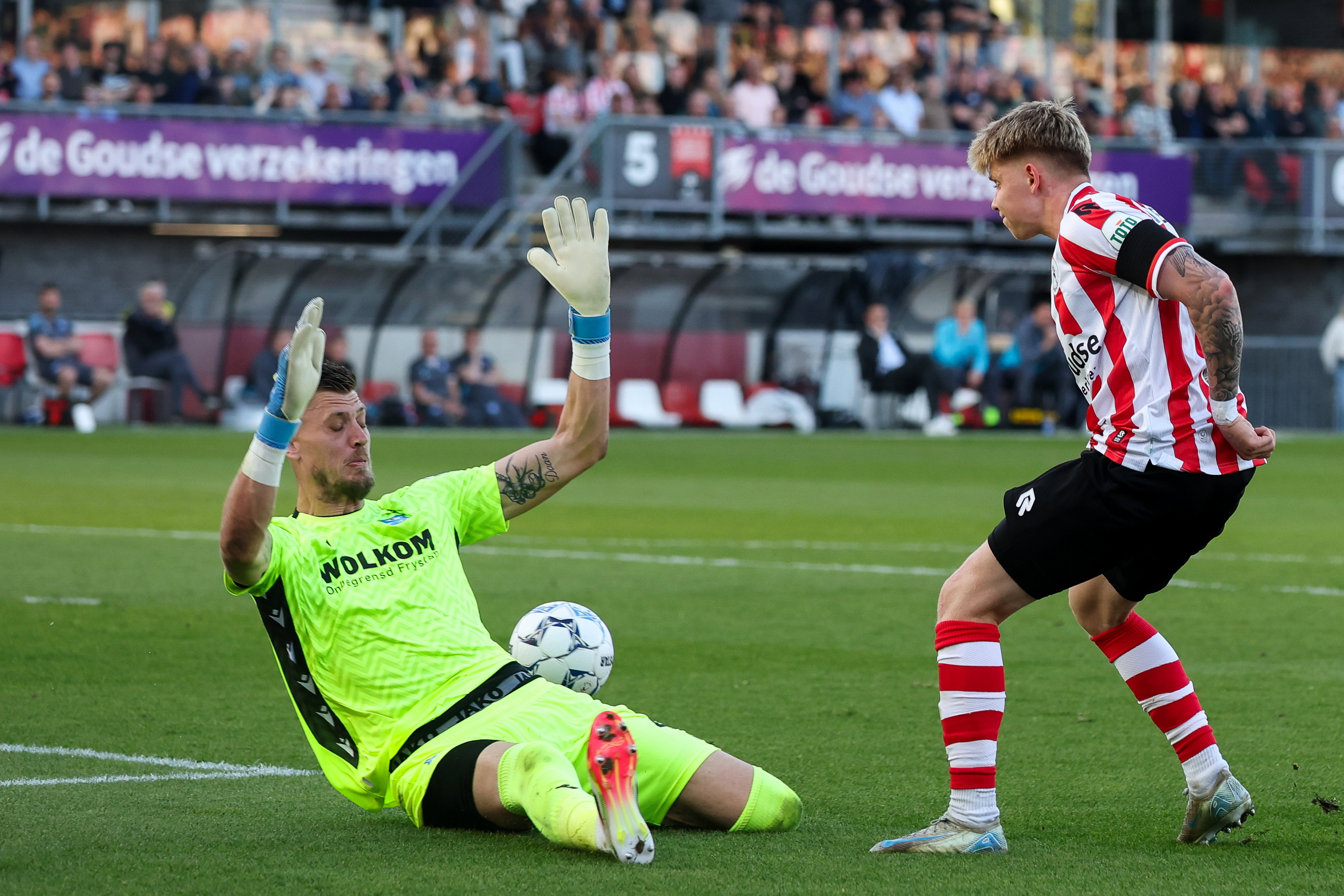 Andries Noppert kan de Sparta-goal niet voorkomen