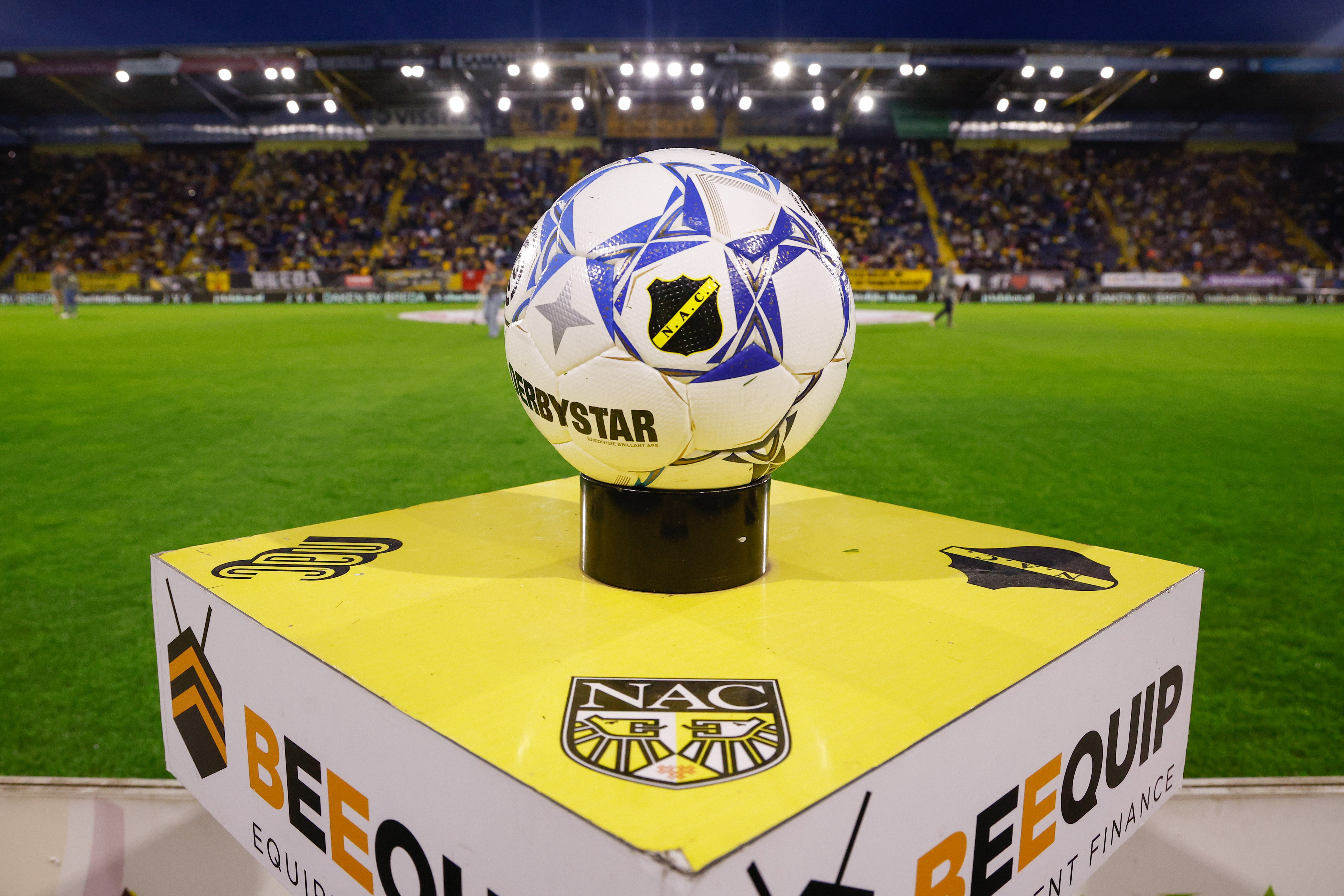 Een bal met het logo van NAC Breda in het Rat Verlegh Stadion