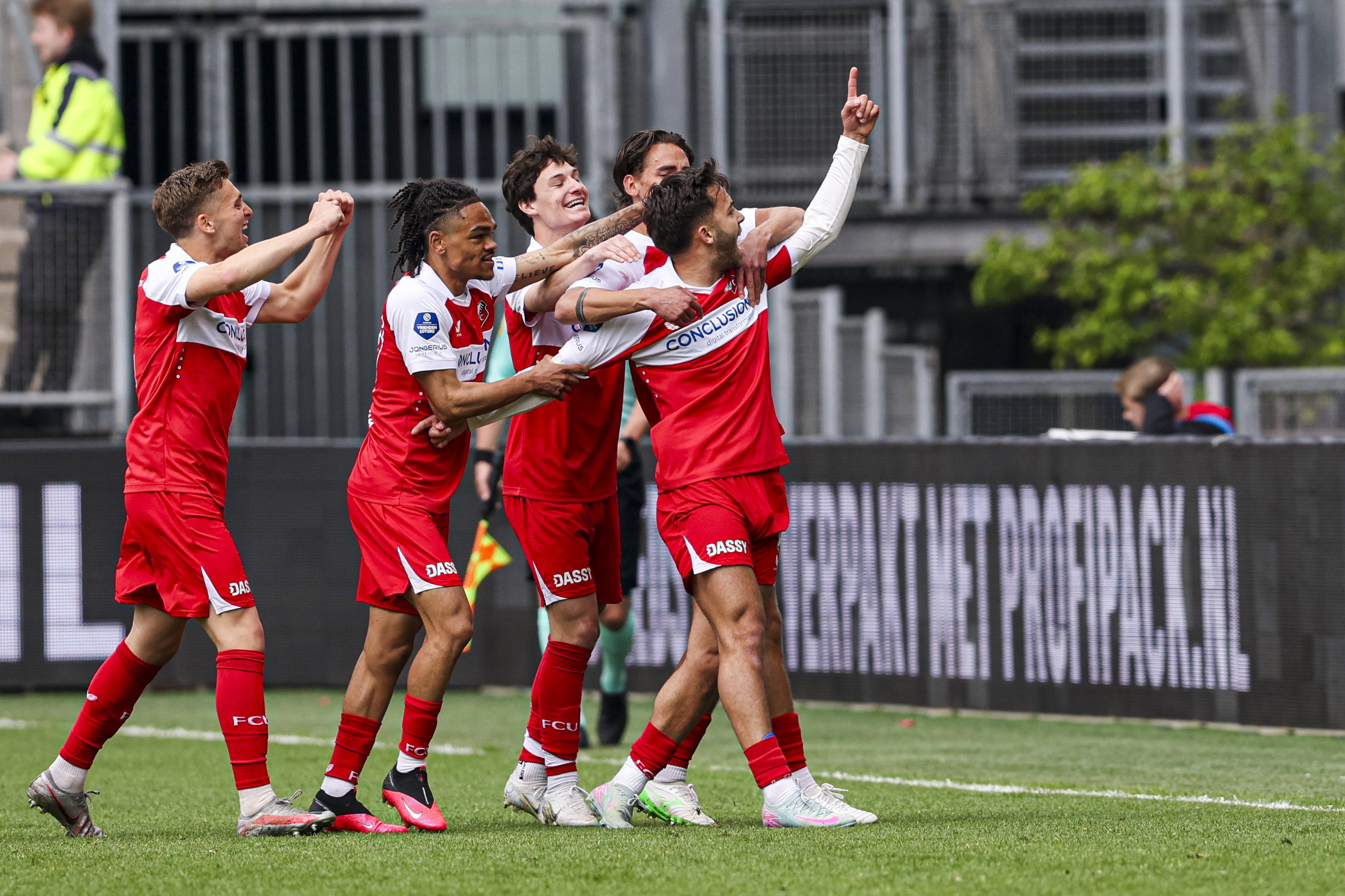 FC Utrecht juicht na een goal in De Galgenwaard