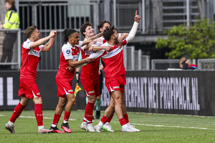 FC Utrecht juicht na een goal in De Galgenwaard