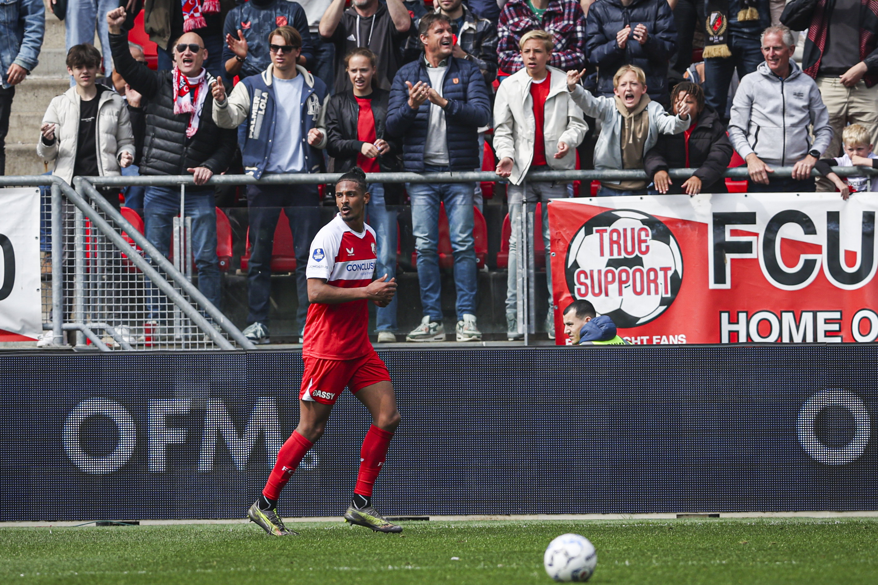 Sébastien Haller juicht in Stadion Galgenwaard