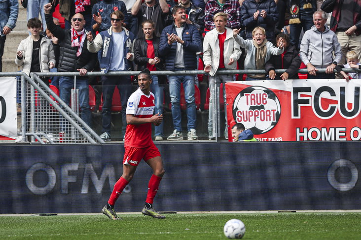 Sébastien Haller juicht in Stadion Galgenwaard