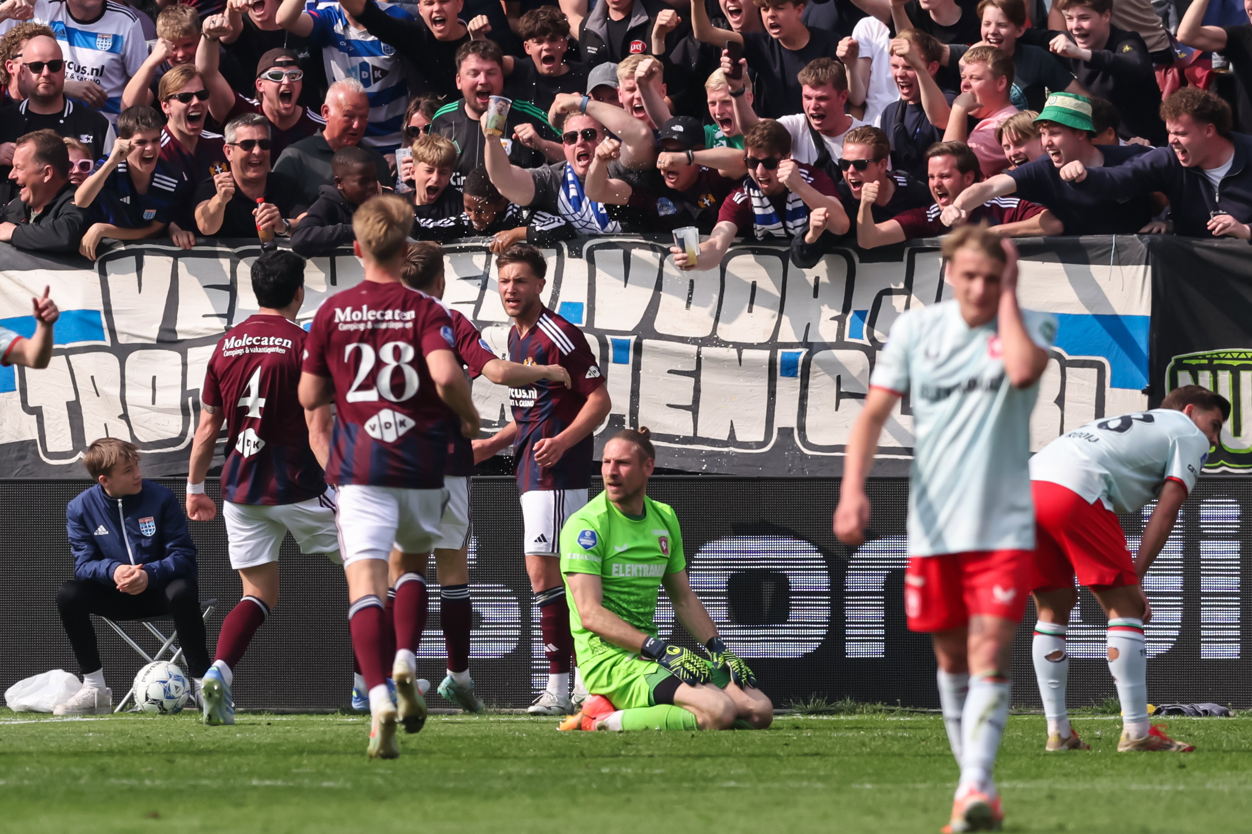 Lars Unnerstall na de 1-0 van PEC Zwolle