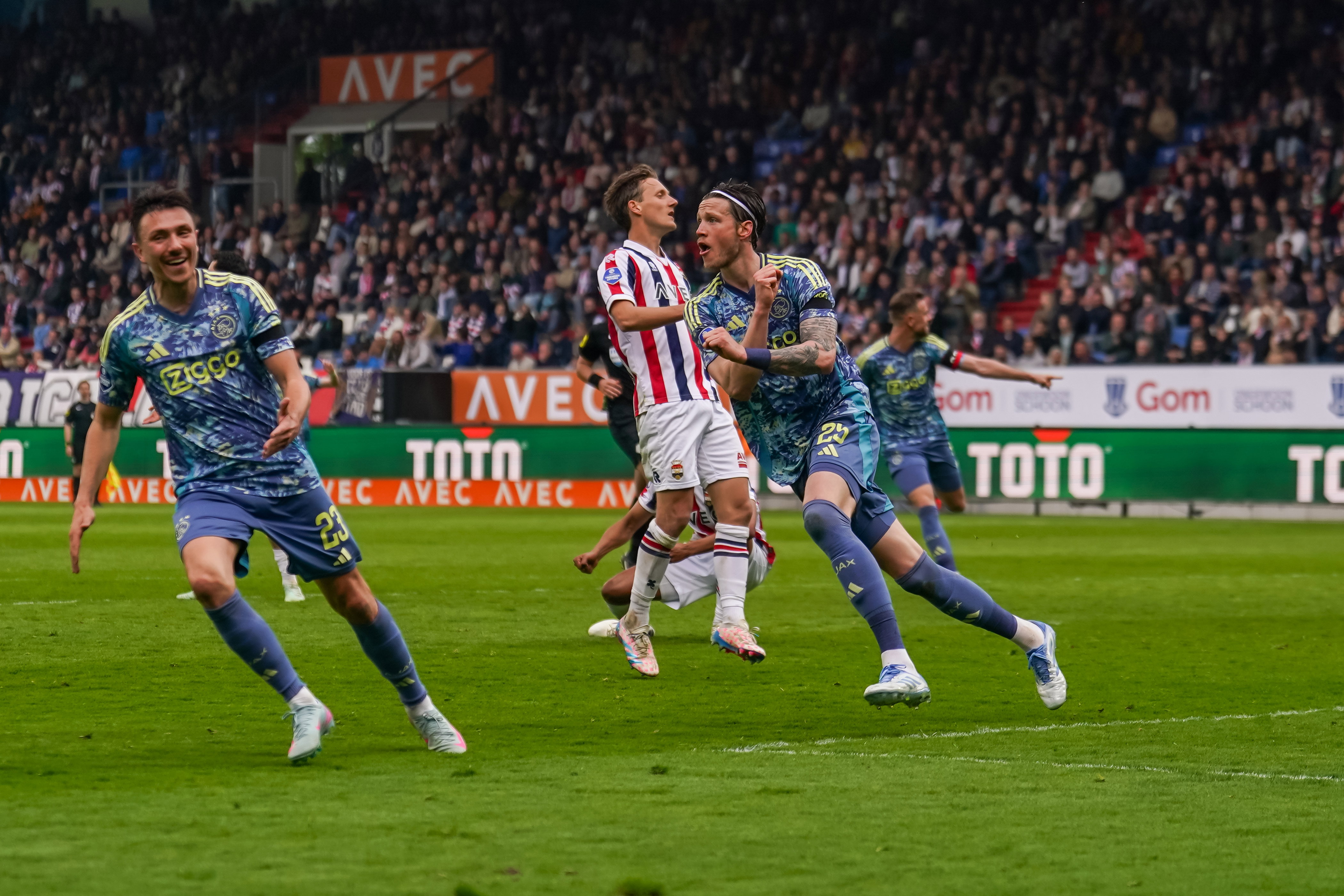 Wout Weghorst viert zijn goal
