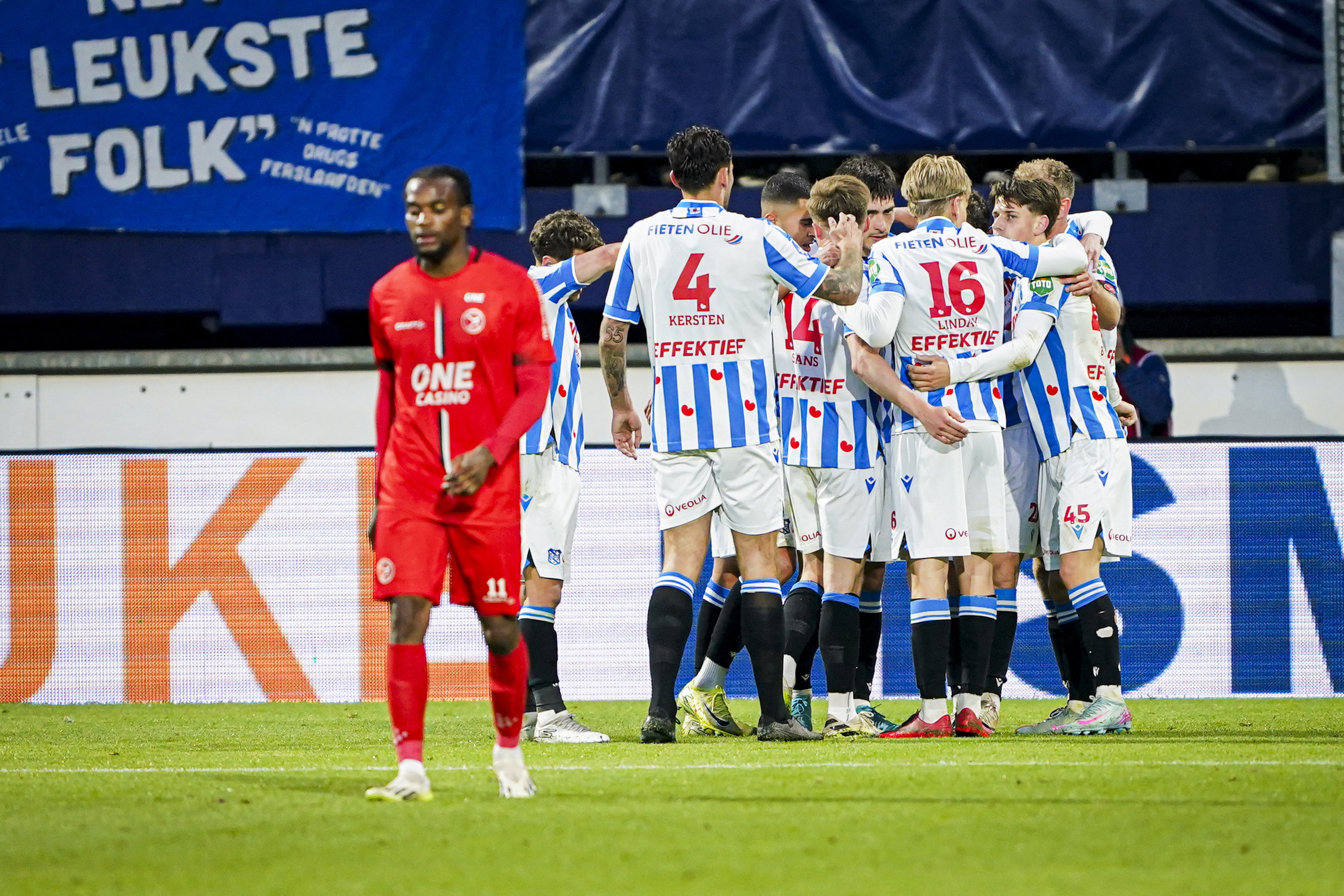 SC Heerenveen juicht na een goal tegen Almere City
