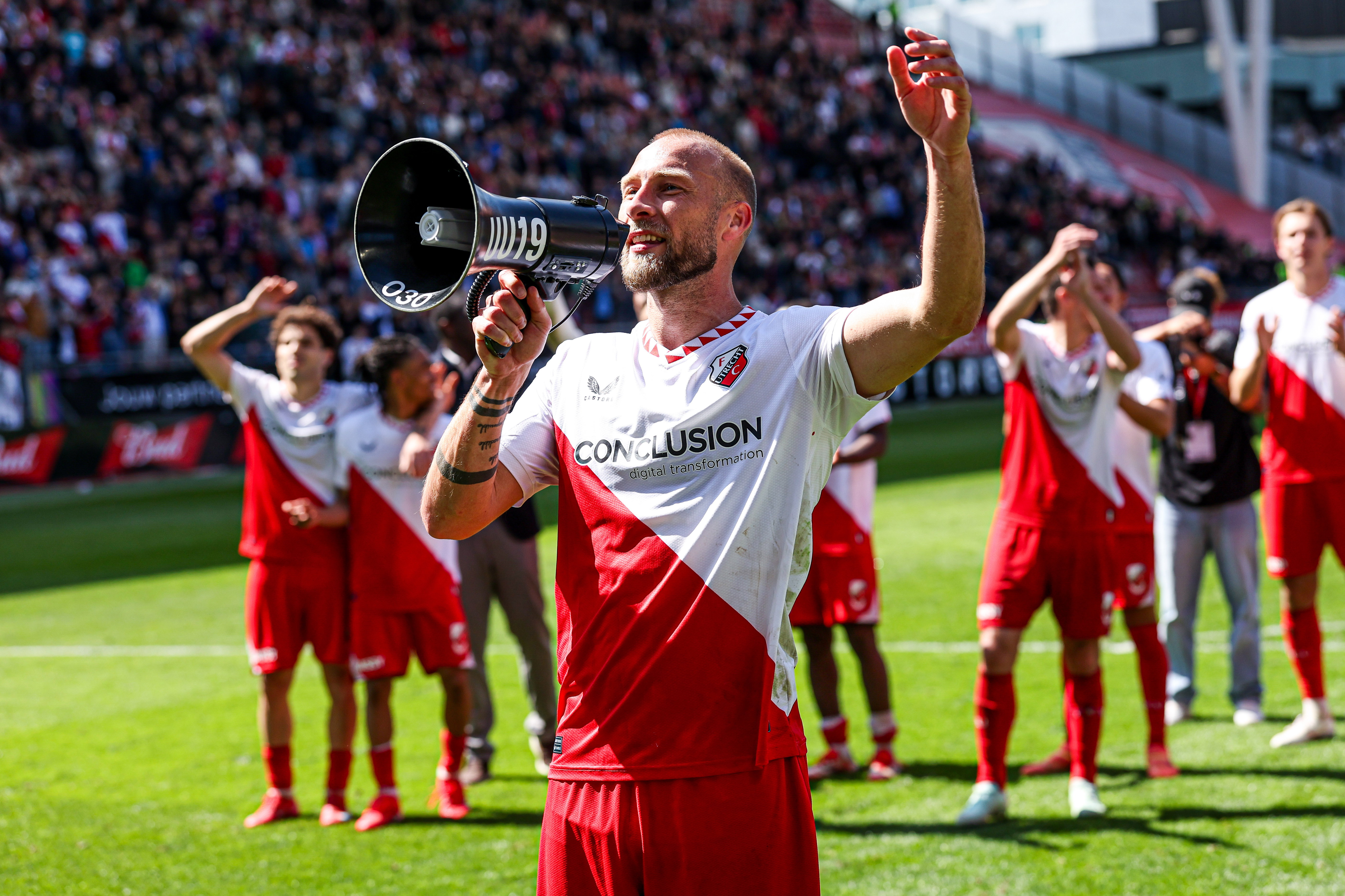 Mike van der Hoorn met de megafoon