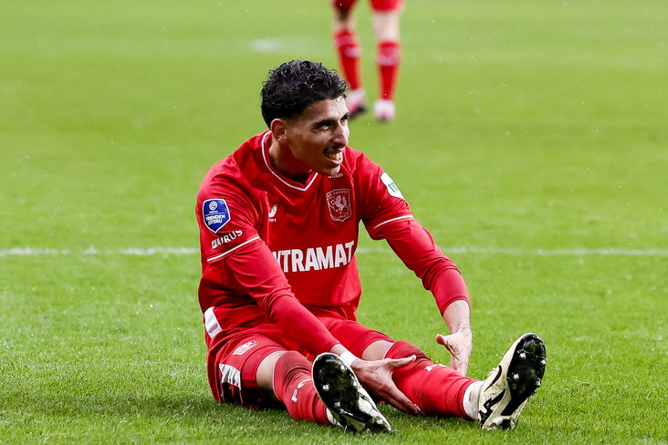 Younes Taha zit op het gras