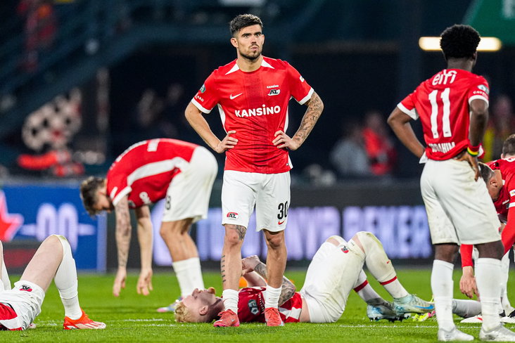 De spelers van AZ liggen verslagen op het veld
