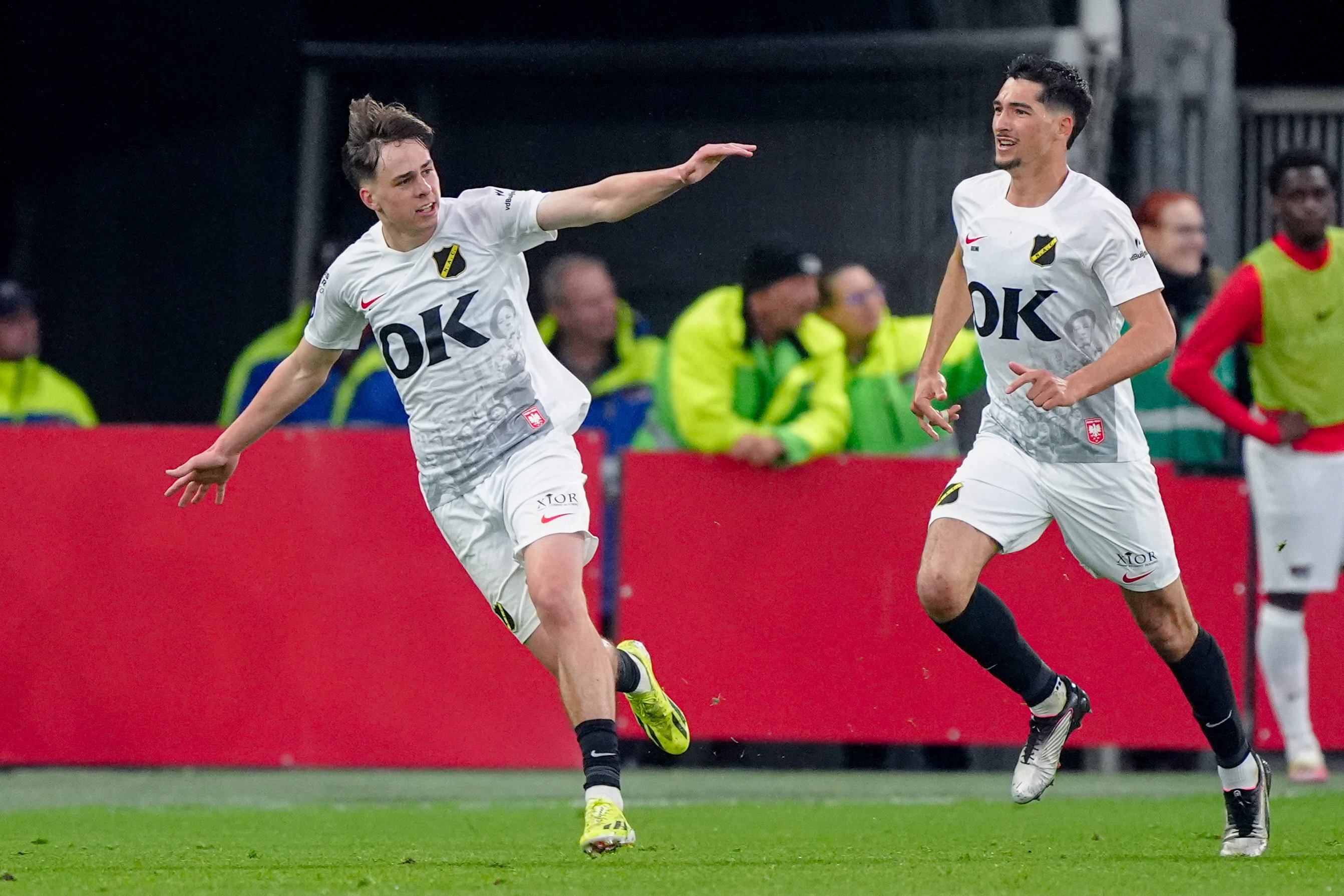 Leo Sauer viert zijn treffer tegen AZ