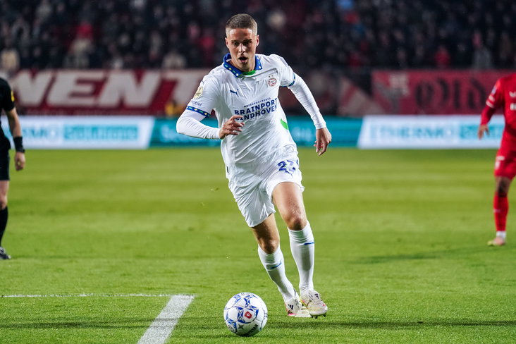 Joey Veerman aan de bal tegen FC Twente