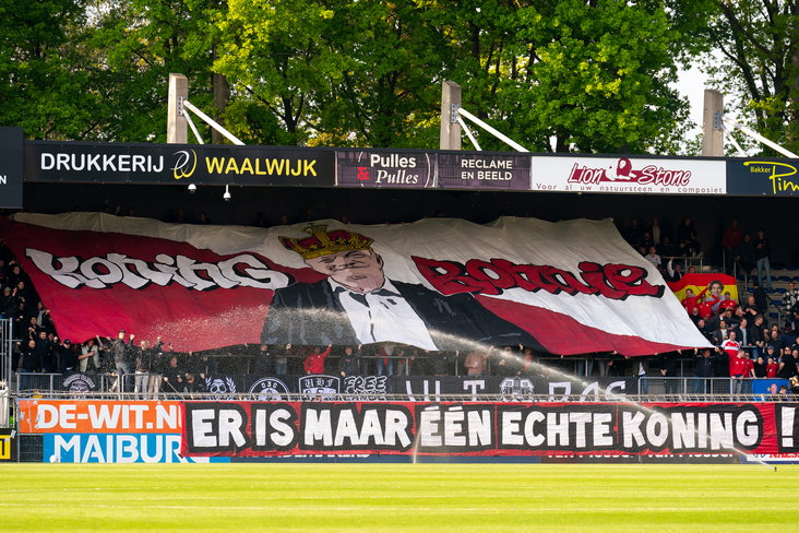 Het spandoek voor 'koning Ronnie' Jans