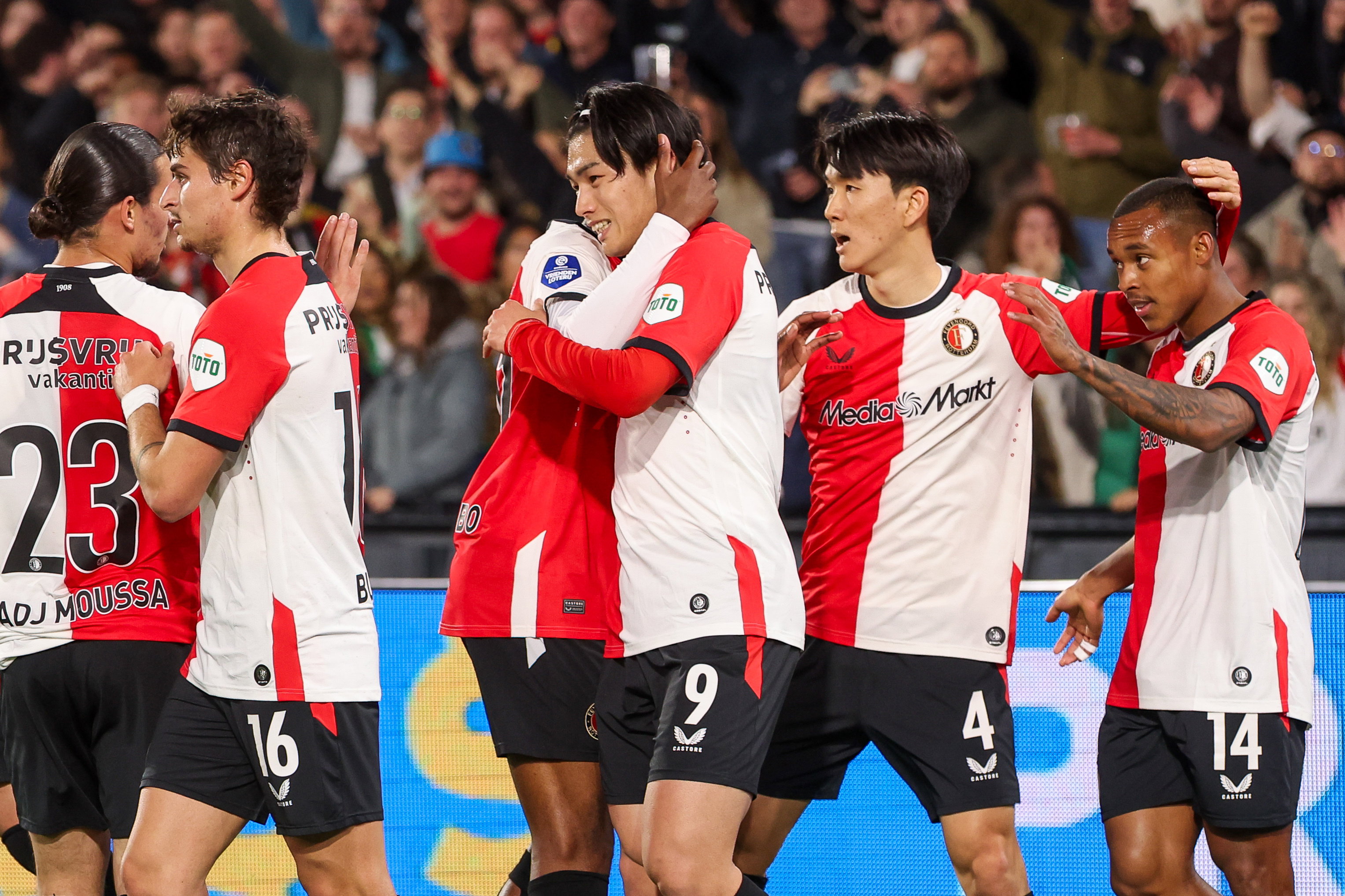 Feyenoord juicht na de treffer van Igor Paixão