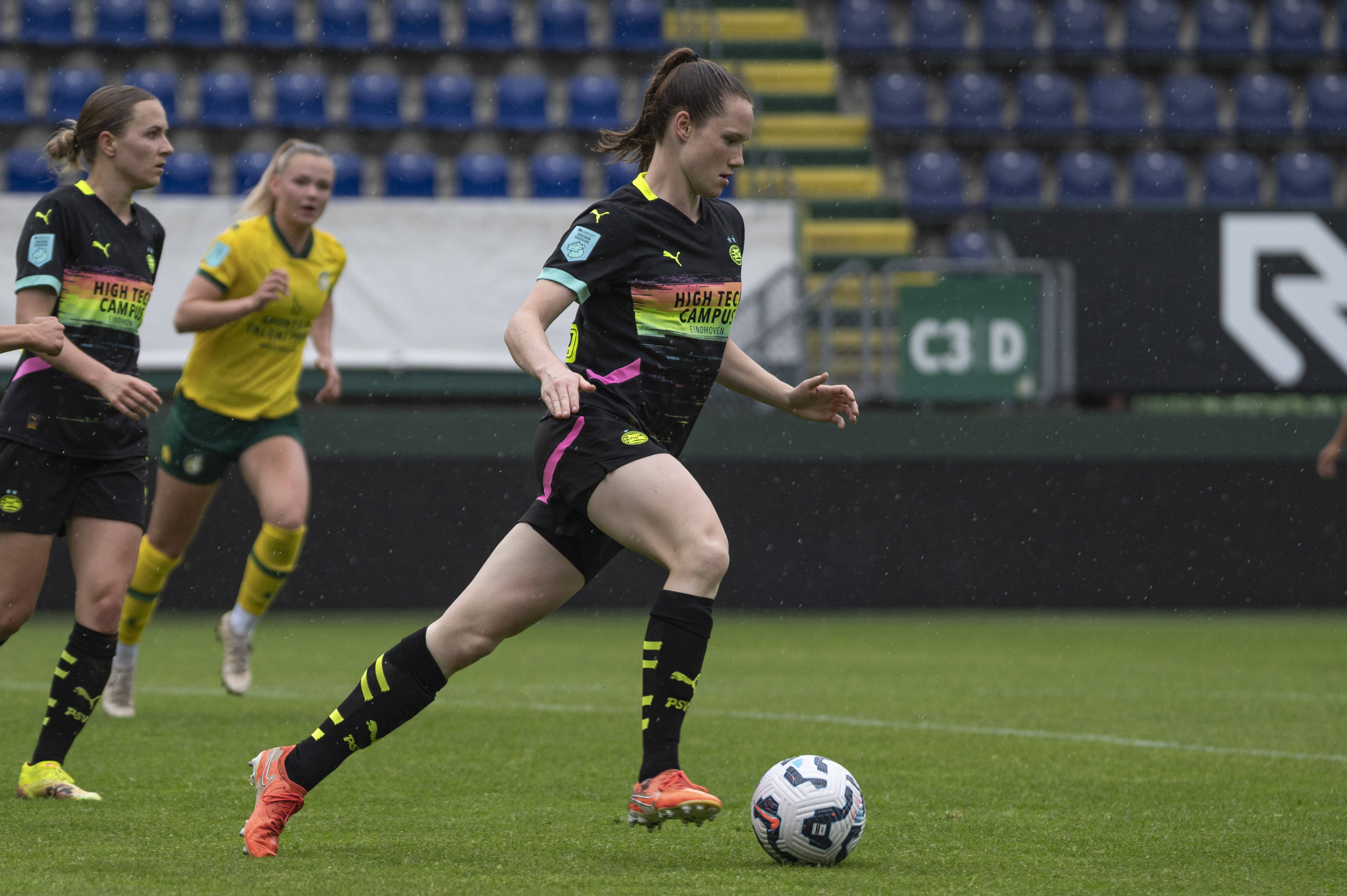 Veerle Buurman aan de bal tijdens Fortuna Sittard - PSV