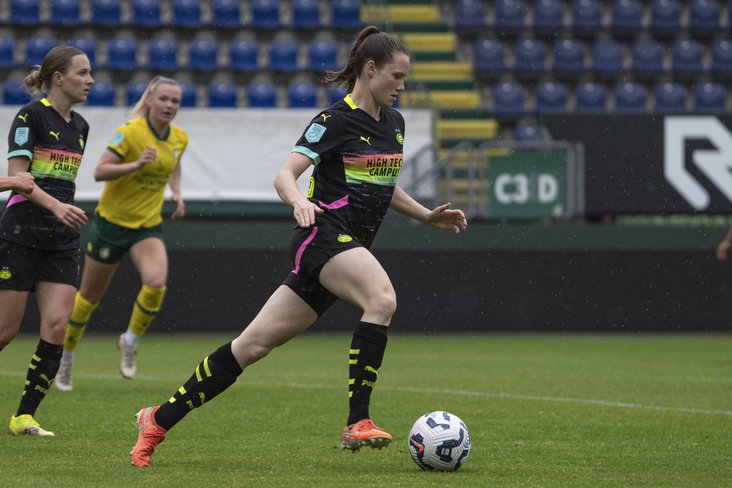 Veerle Buurman aan de bal tijdens Fortuna Sittard - PSV