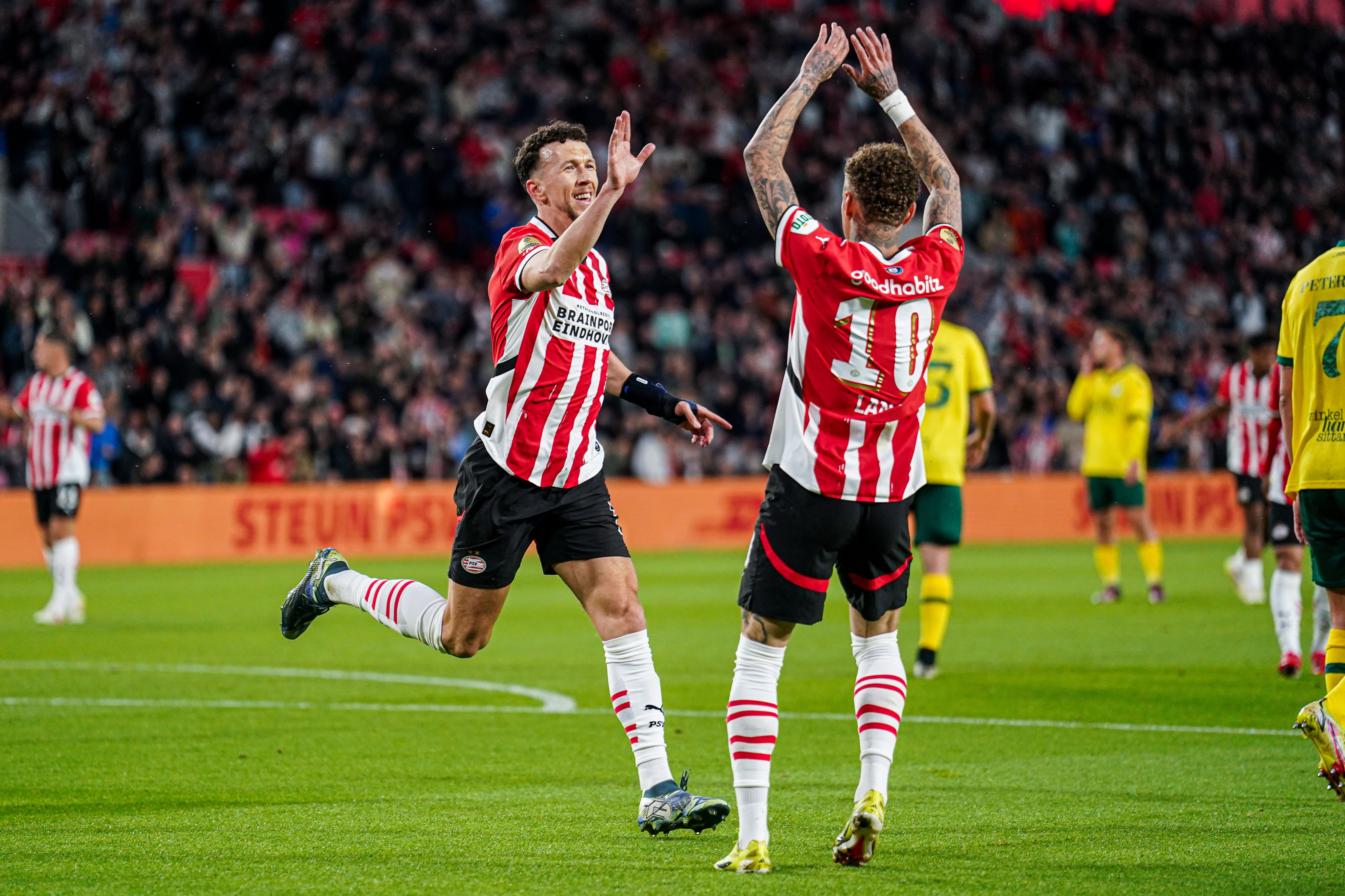 Ivan Perisic en Noa Lang vieren een treffer