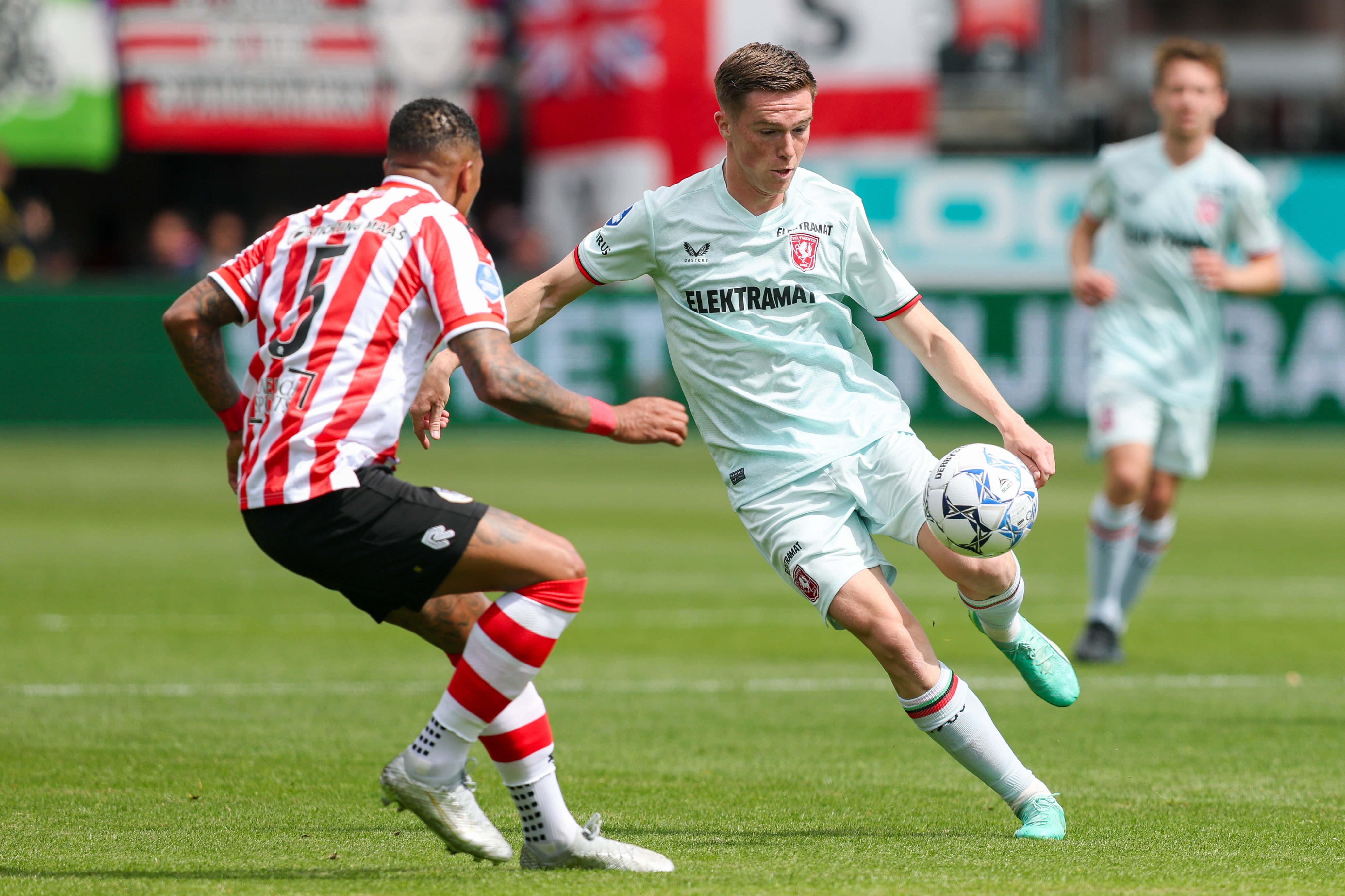 Daan Rots in duel met Patrick van Aanholt