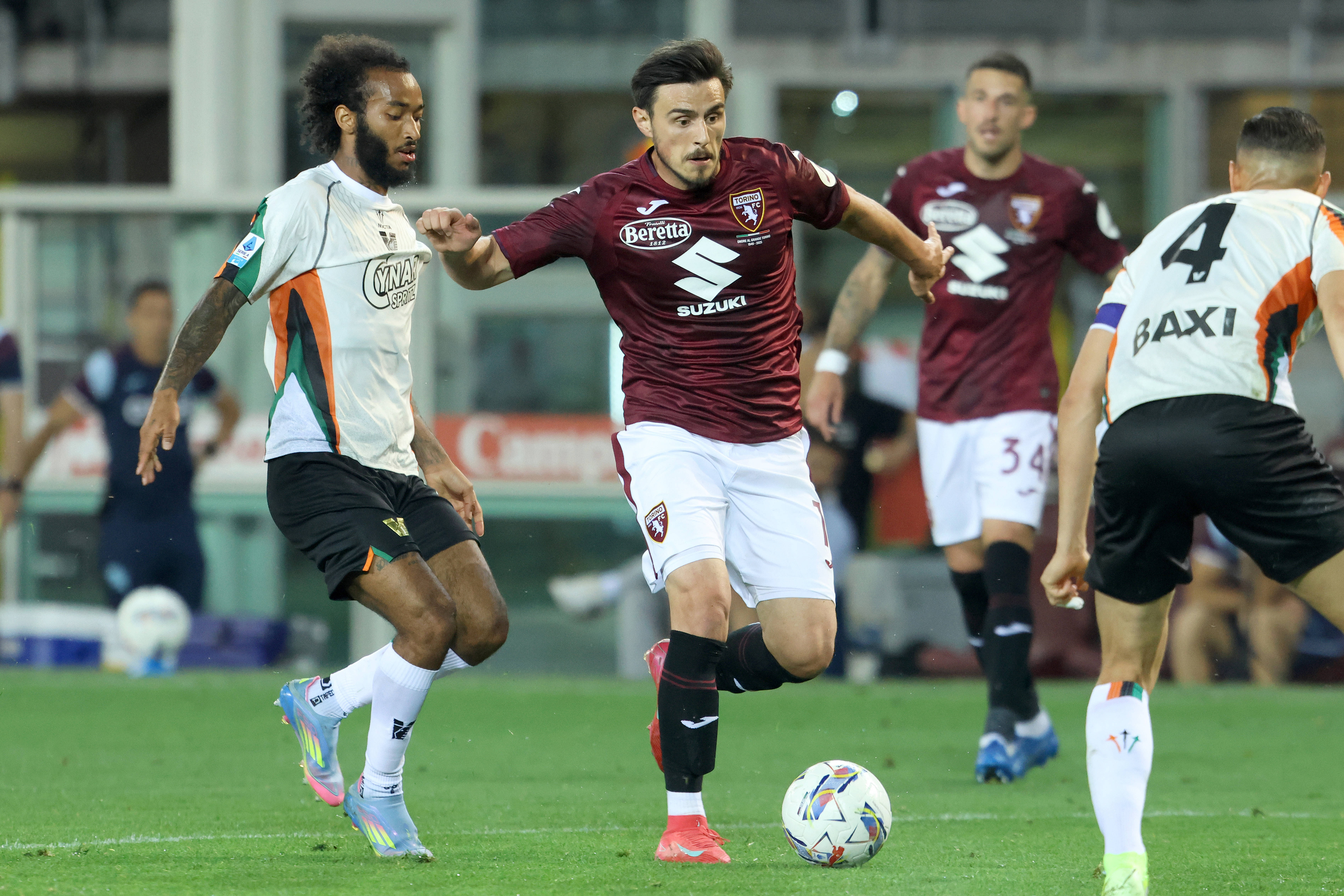 Eljif Elmas in actie voor Torino