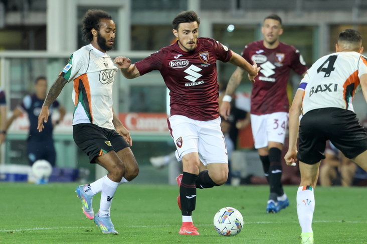 Eljif Elmas in actie voor Torino